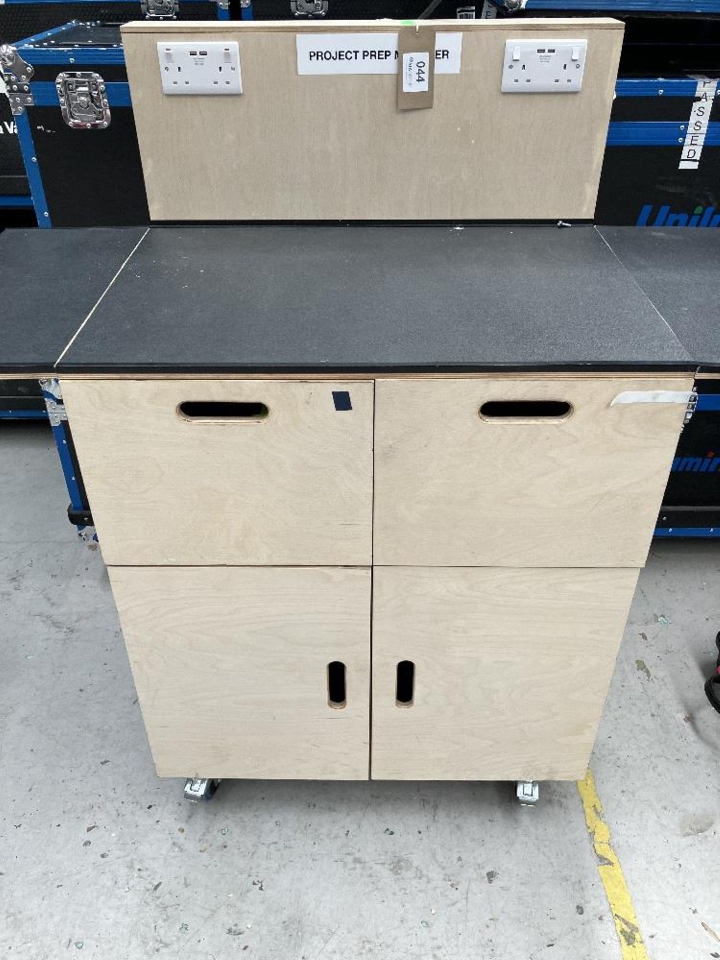 Mobile Workstation with Power Connection & In-Built Sockets - Bild 2 aus 4
