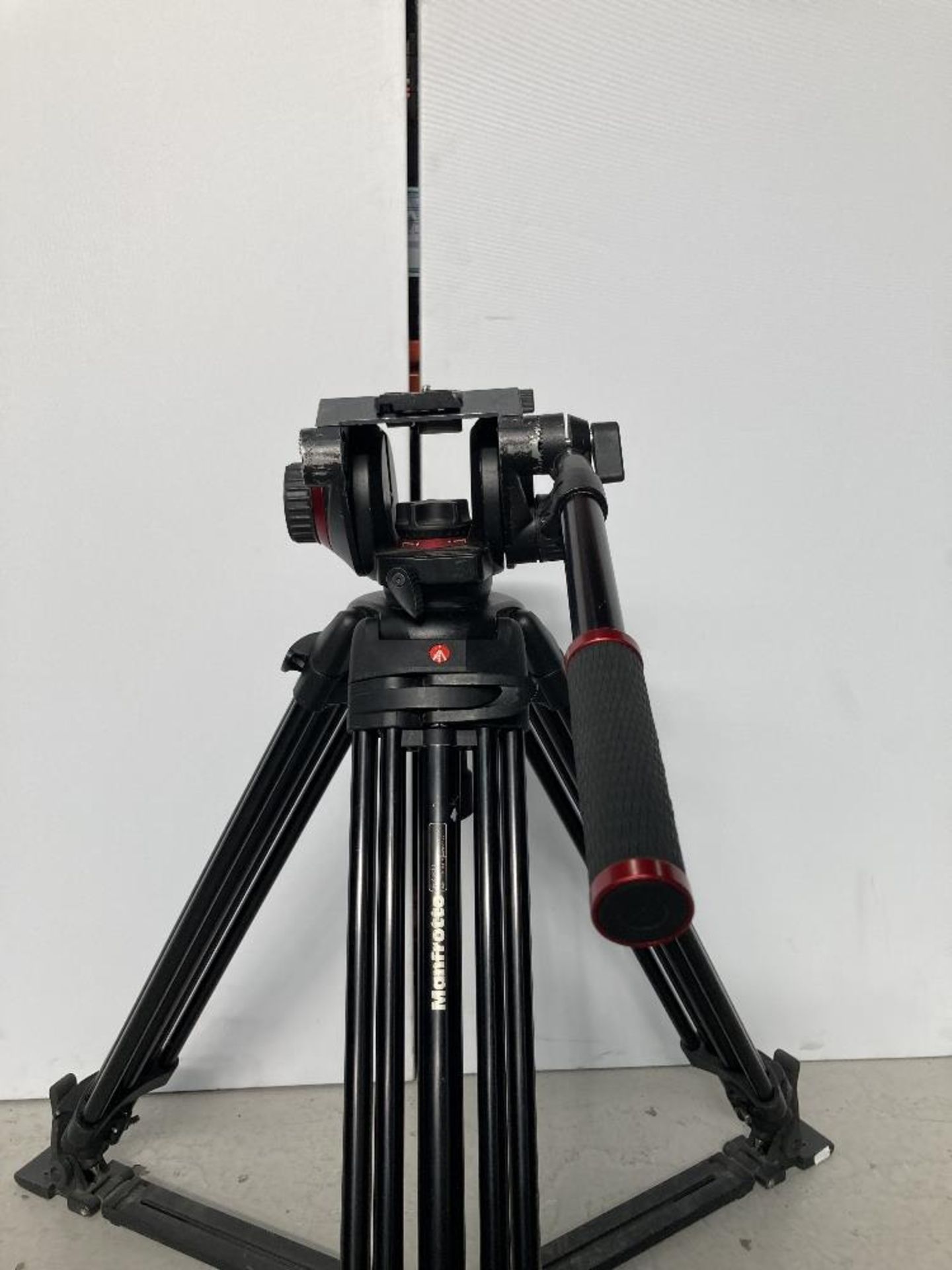 Manfrotto 504HD Tripod Head and 546B Tripod with Carbon Fibre Legs with Manfrotto Carry Case - Image 3 of 7