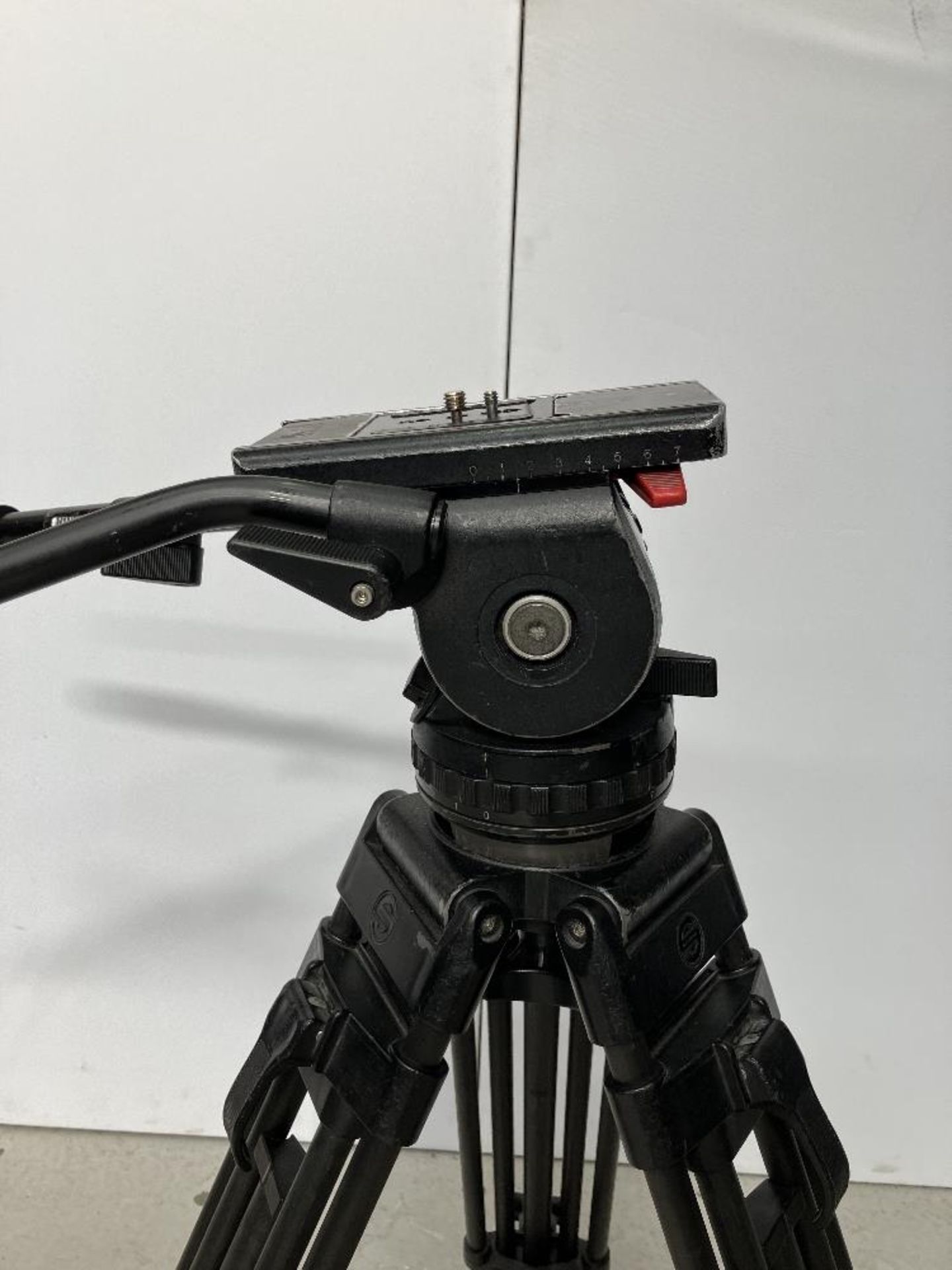 Sachtler 18P Fluid Tripod Head with Extendable Carbon Fibre Legs - Image 3 of 6