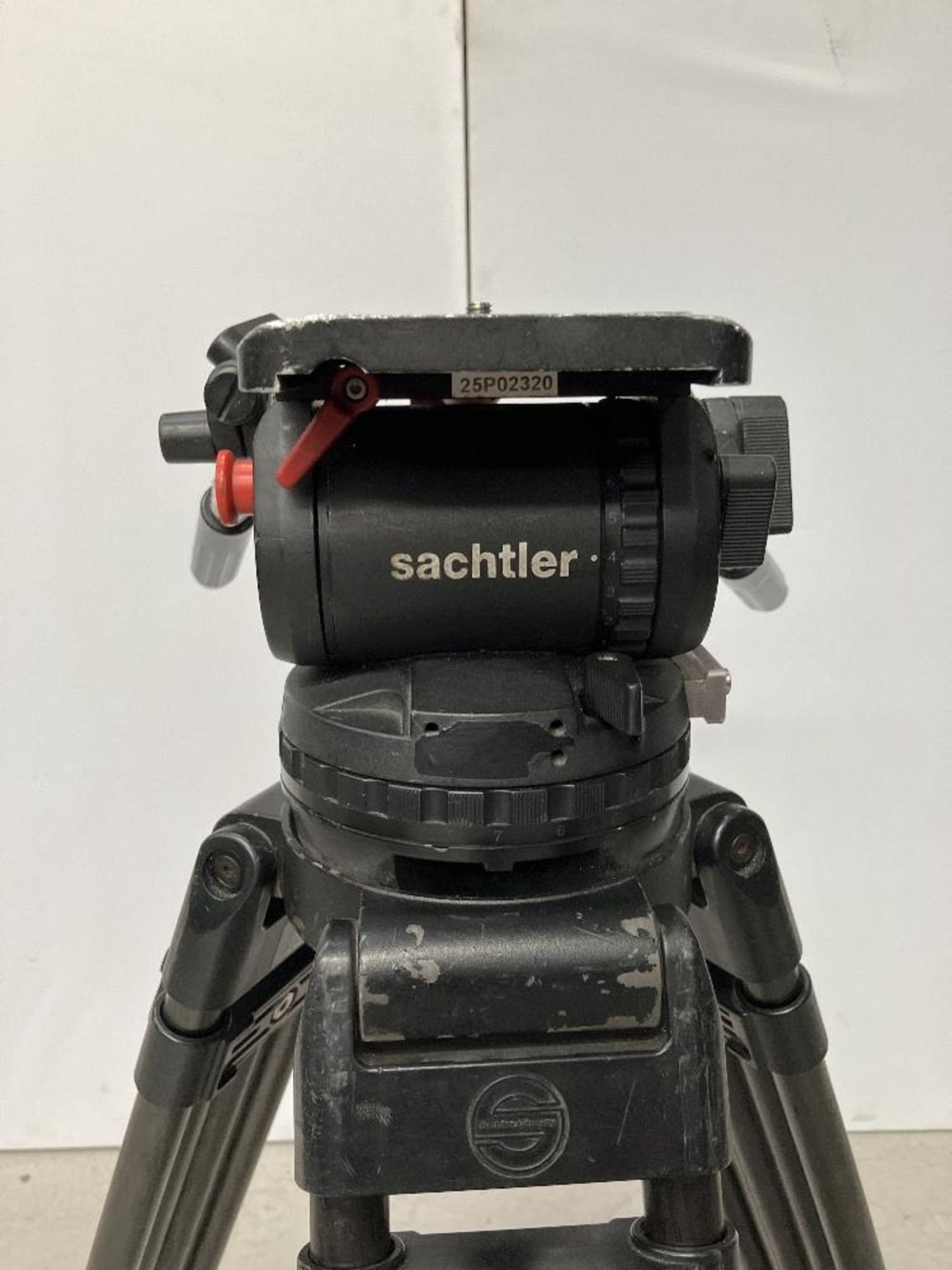 Sachtler 25 Plus Fluid Tripod Head with Extendable Carbon Fibre Legs - Image 2 of 6