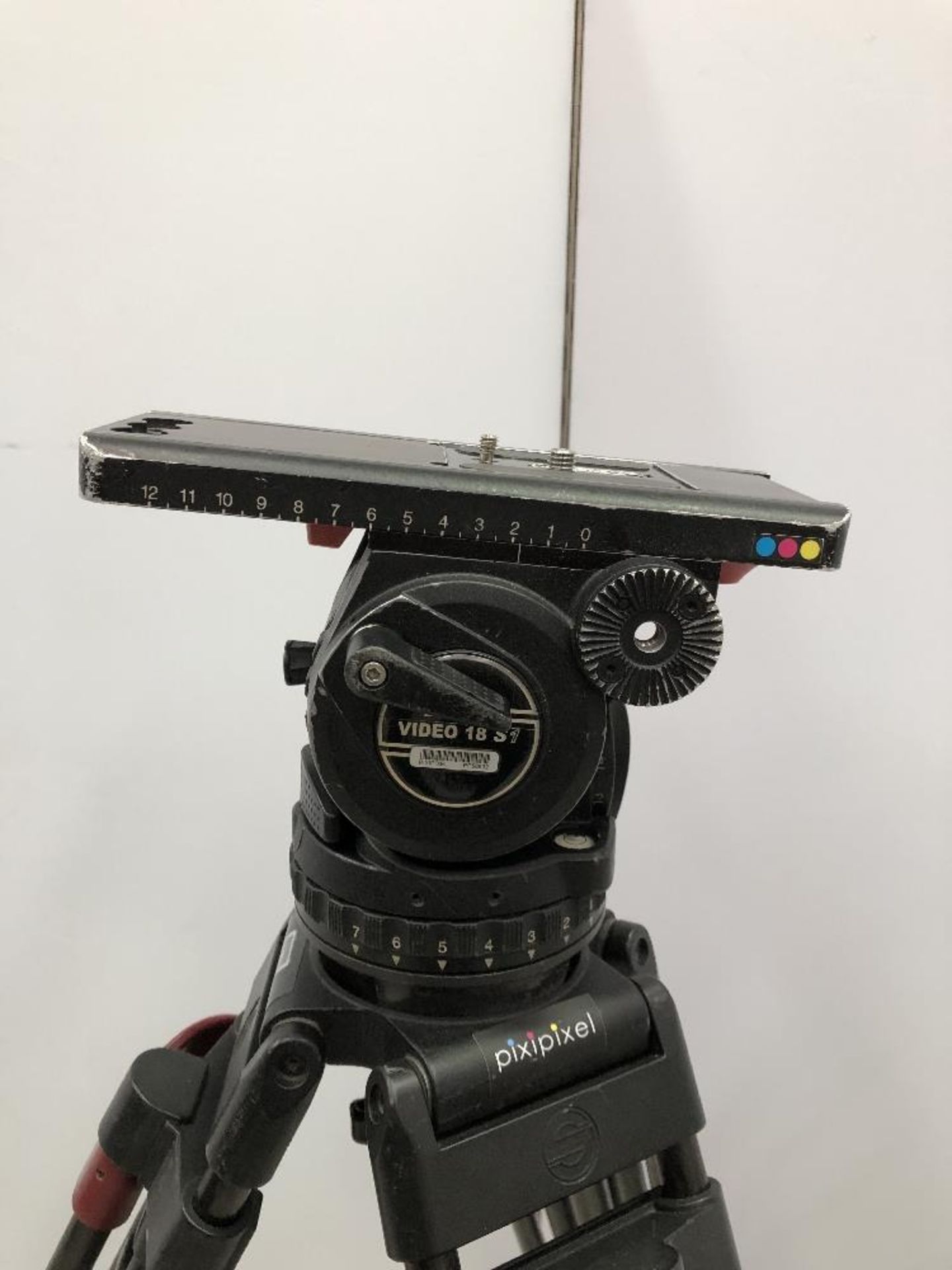 Sachtler V18 S1 Carbon Fibre Medium Camera Tripod With Fluid Head And Sachtler Carry Bag - Image 5 of 6