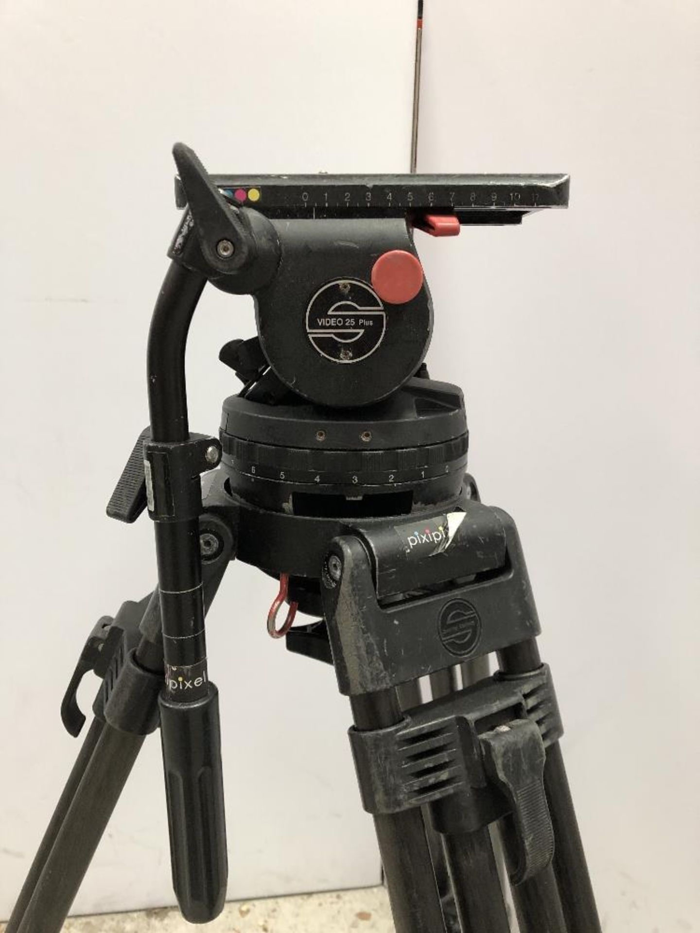 Sachtler 25 Plus Telescopic Camera Tripod With Fluid Head And Plastic Carry Hex Hard Case - Image 4 of 6