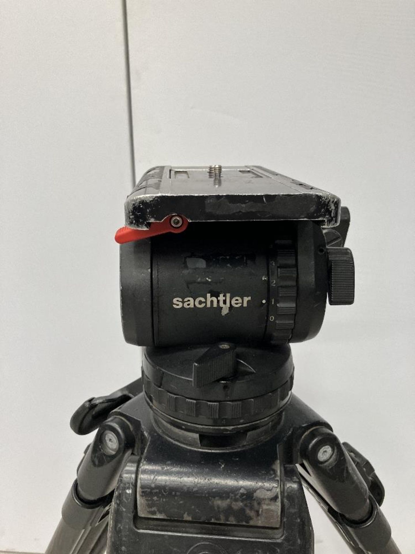 Sachtler 20P Fluid Tripod Head with Extendable Carbon Fibre Legs - Image 4 of 5