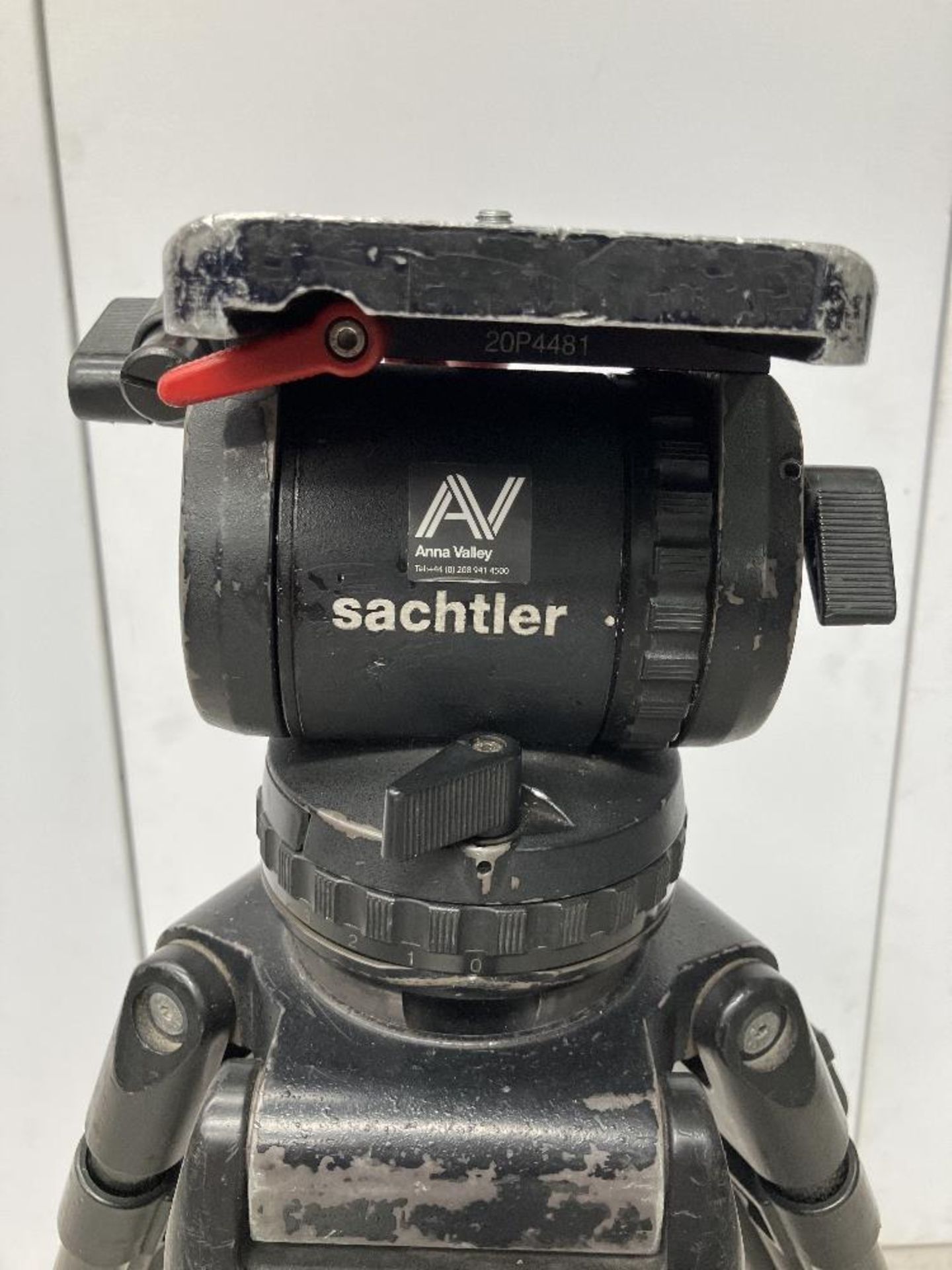 Sachtler 20P Fluid Tripod Head with Extendable Carbon Fibre Legs - Image 2 of 6