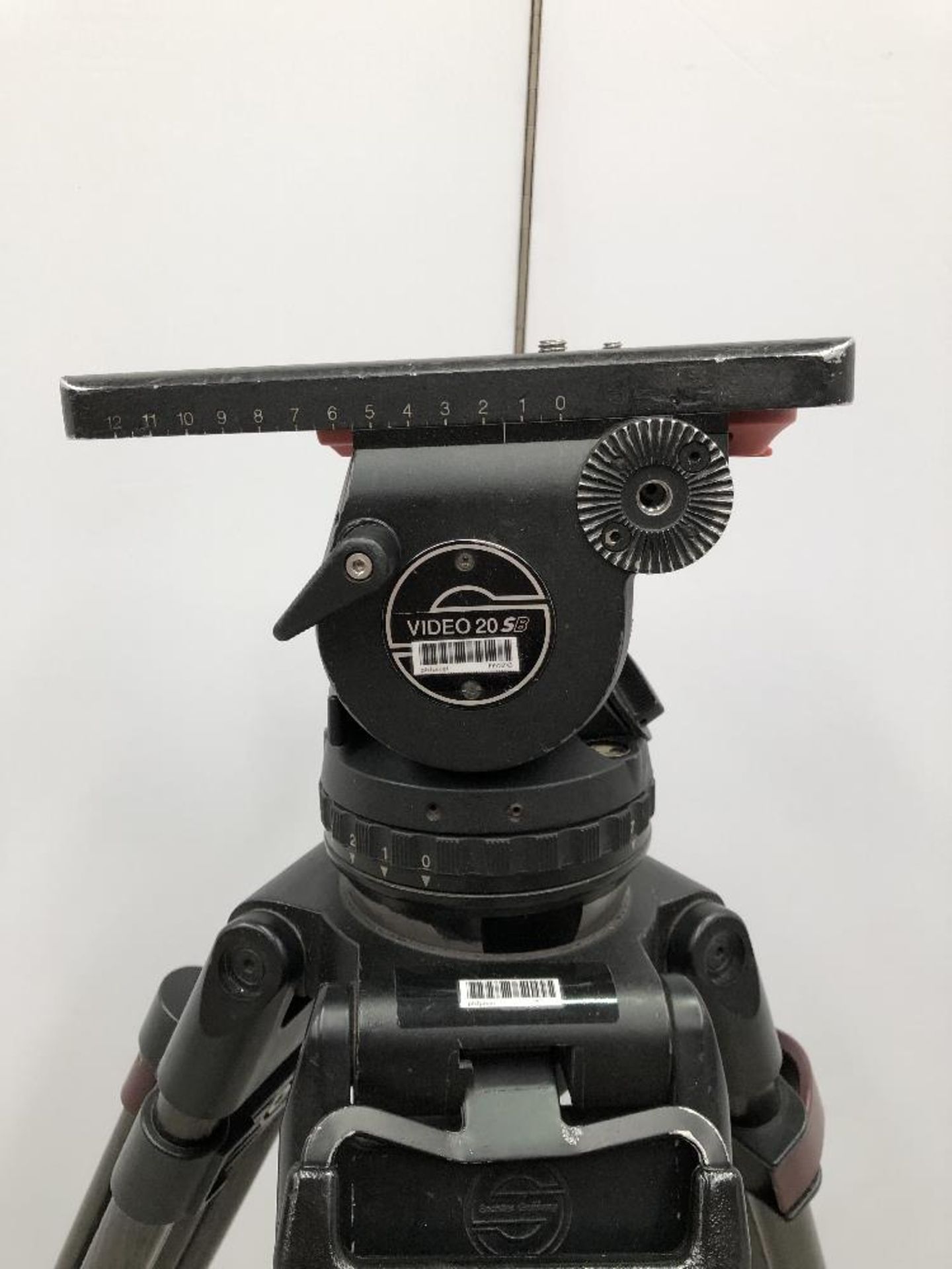 Sachtler V20 Carbon Fibre Medium Camera Tripod With Fluid Head And Sachtler Carry Bag - Image 2 of 6