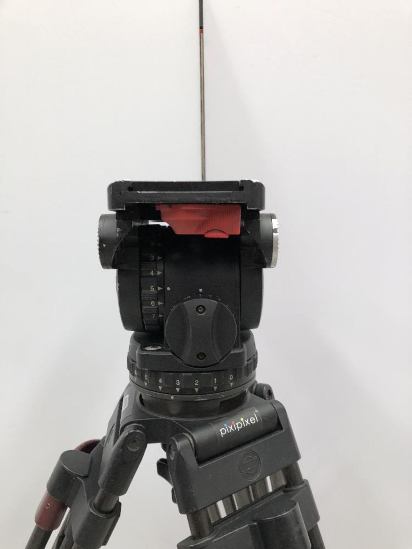 Sachtler V18 S1 Carbon Fibre Medium Camera Tripod With Fluid Head And Sachtler Carry Bag - Image 3 of 6