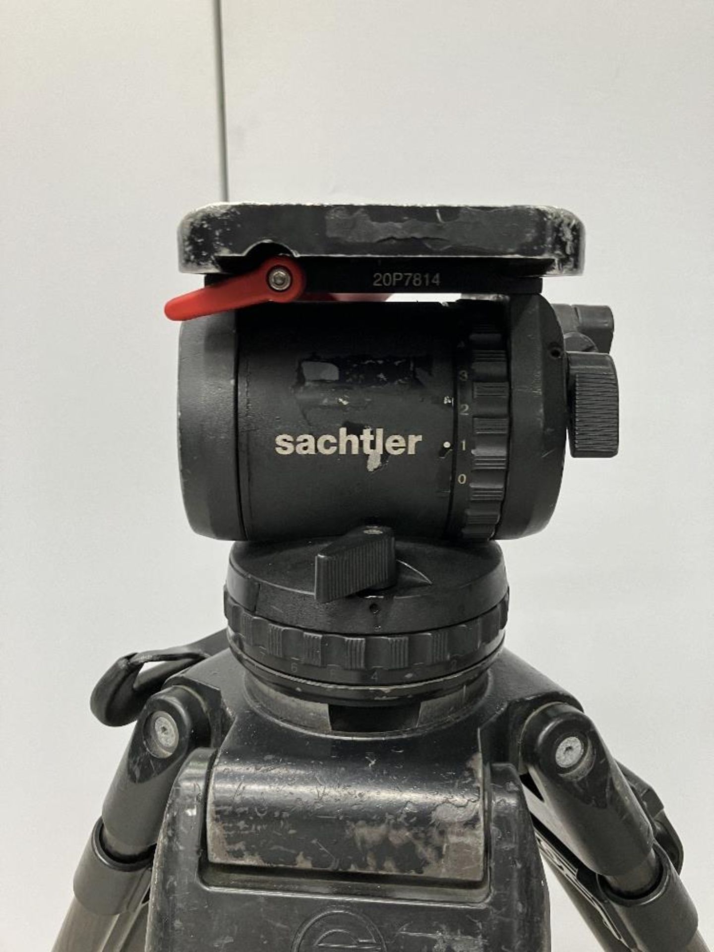 Sachtler 20P Fluid Tripod Head with Extendable Carbon Fibre Legs - Image 2 of 5