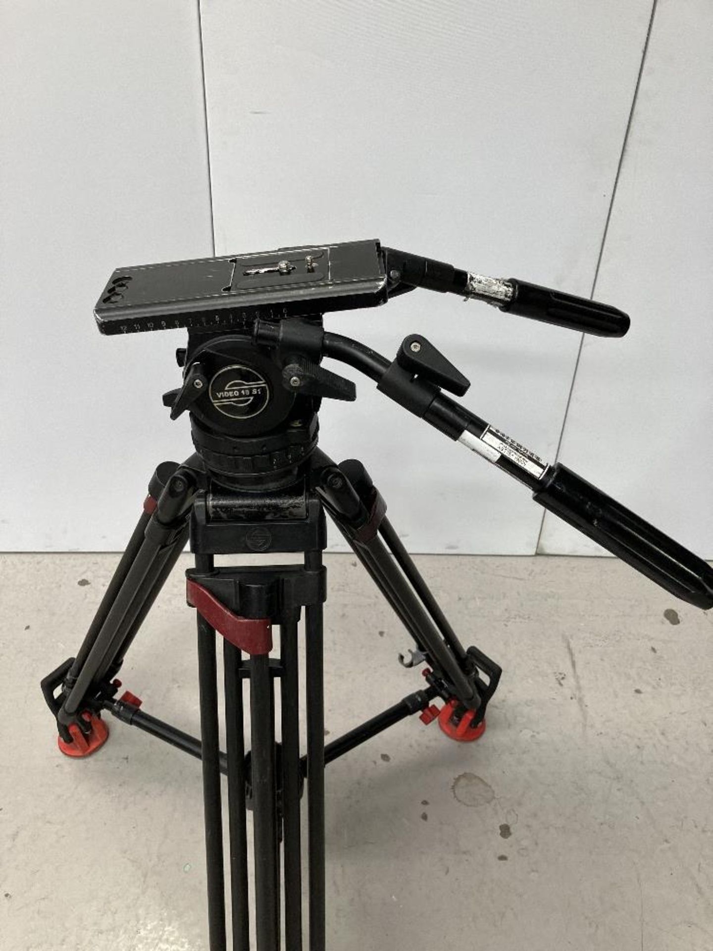 Sachtler 18S1 Fluid Tripod Head with Extendable Carbon Fibre Legs - Image 5 of 6