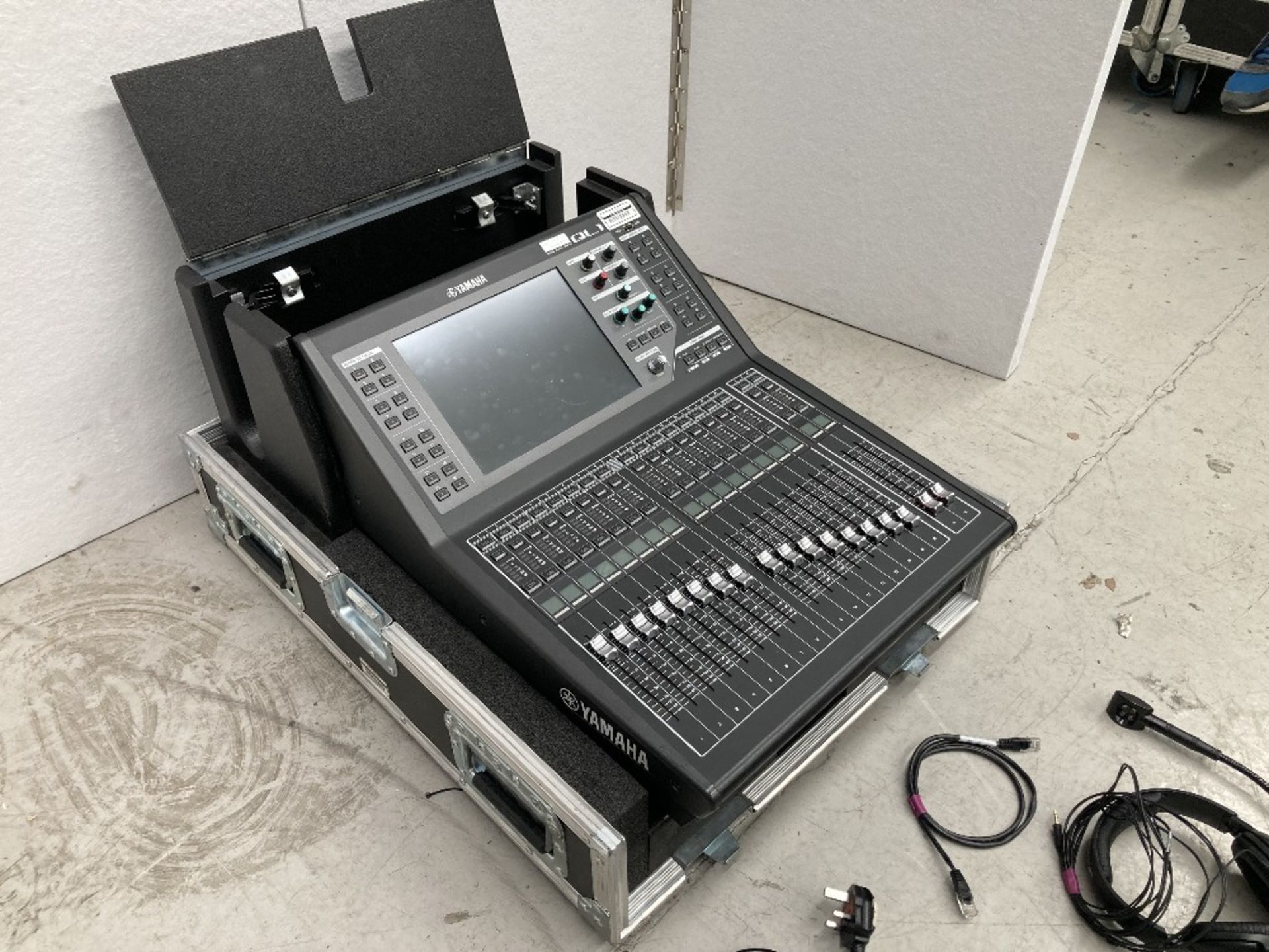 Yamaha QL1 Digital Mixing Console & Heavy Duty Mobile Flight Case - Image 2 of 12