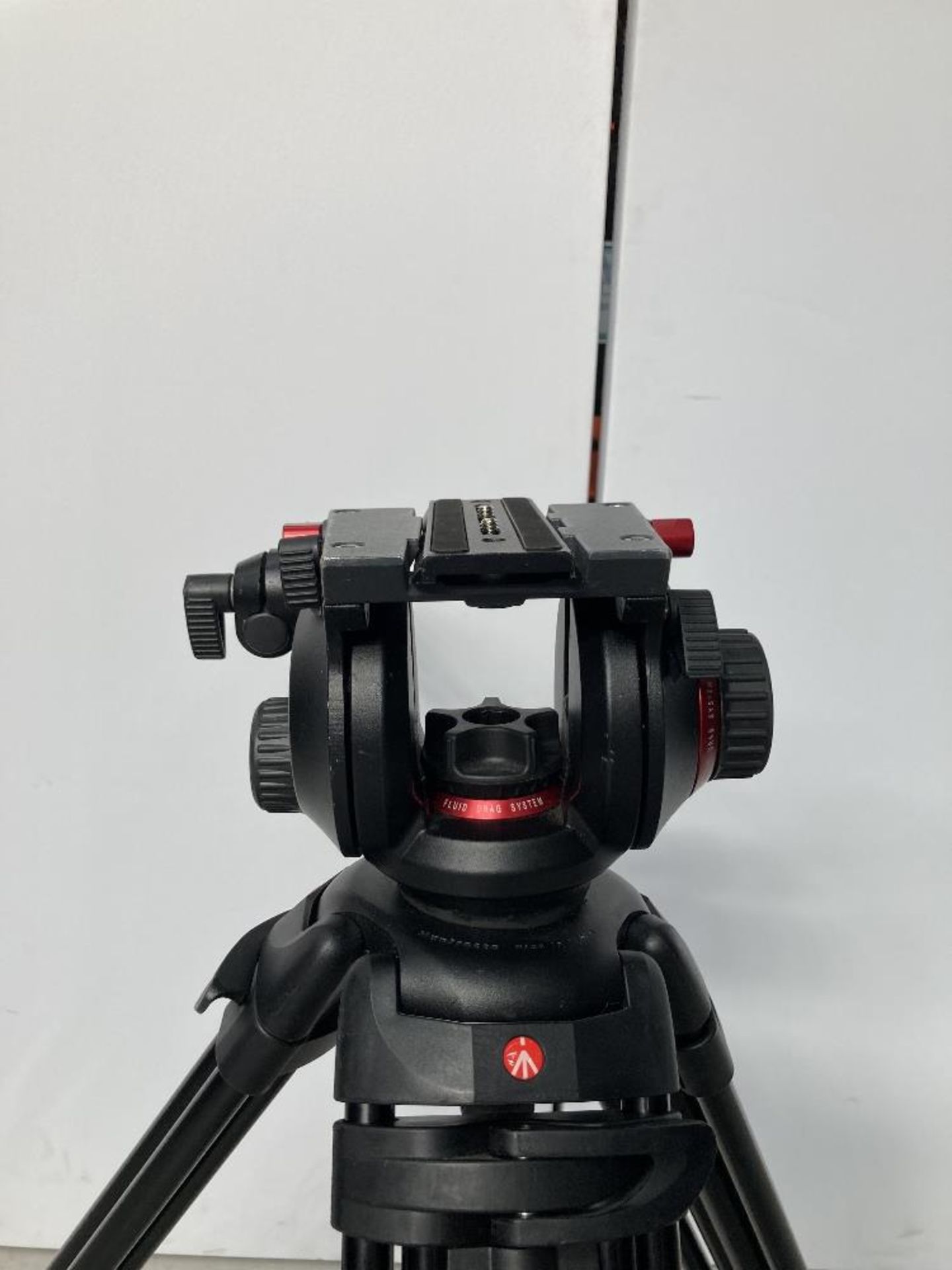 Manfrotto 504HD Tripod Head and 546B Tripod with Carbon Fibre Legs with Manfrotto Carry Case - Image 4 of 6