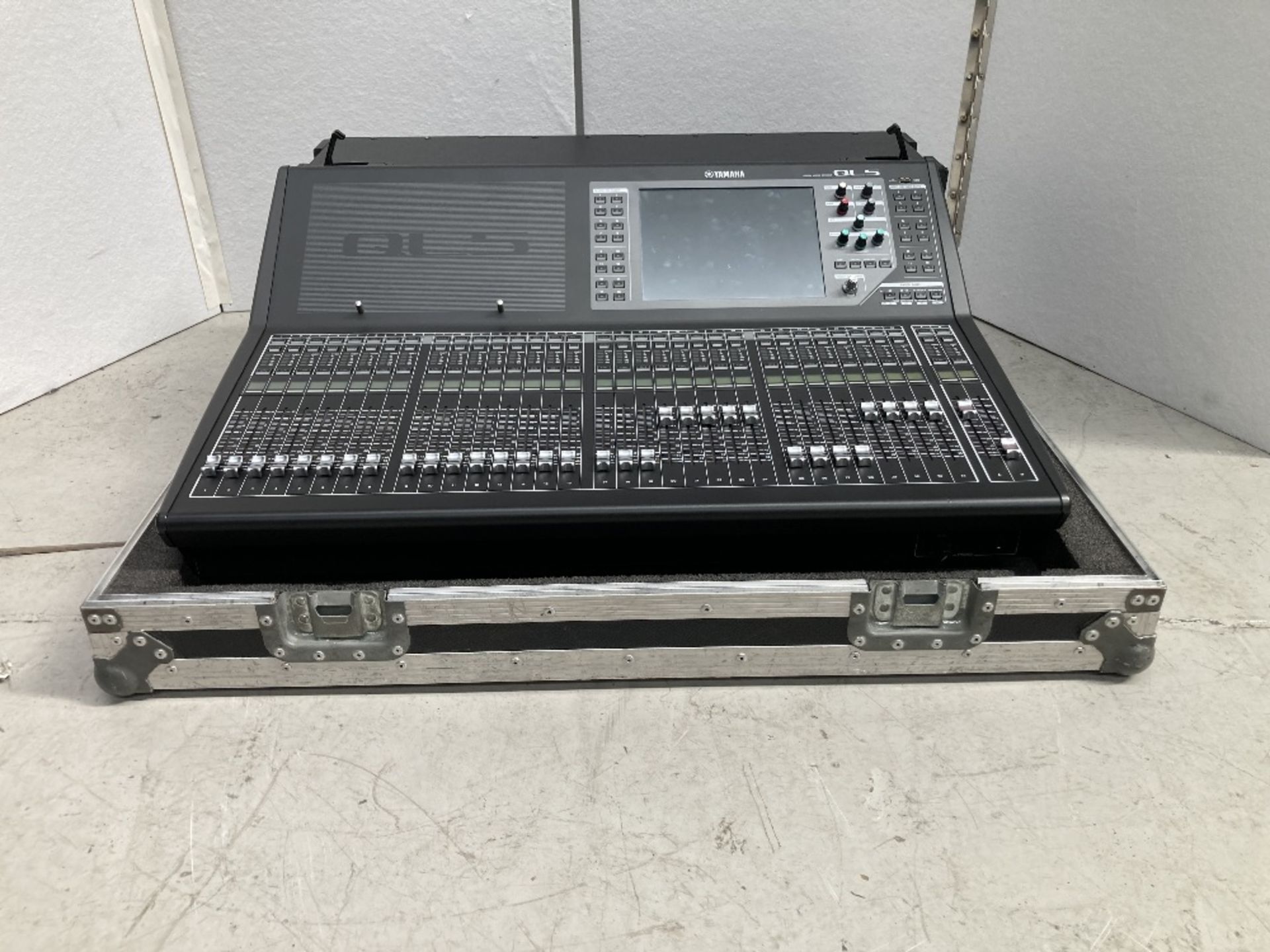 Yamaha QL5 Digital Mixing Console & Heavy Duty Mobile Flight Case