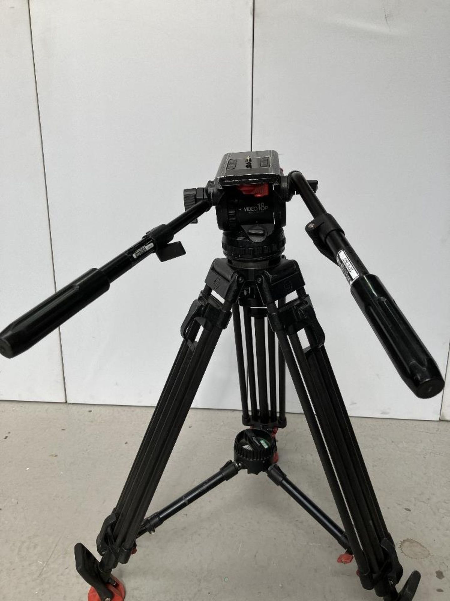 Sachtler 18P Fluid Tripod Head with Extendable Carbon Fibre Legs - Image 4 of 6