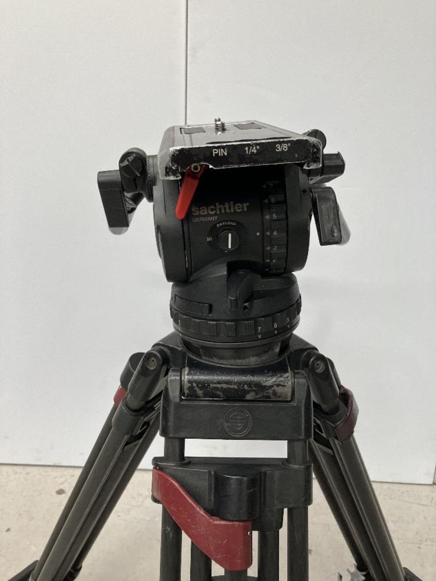 Sachtler 18S1 Fluid Tripod Head with Extendable Carbon Fibre Legs - Image 2 of 6