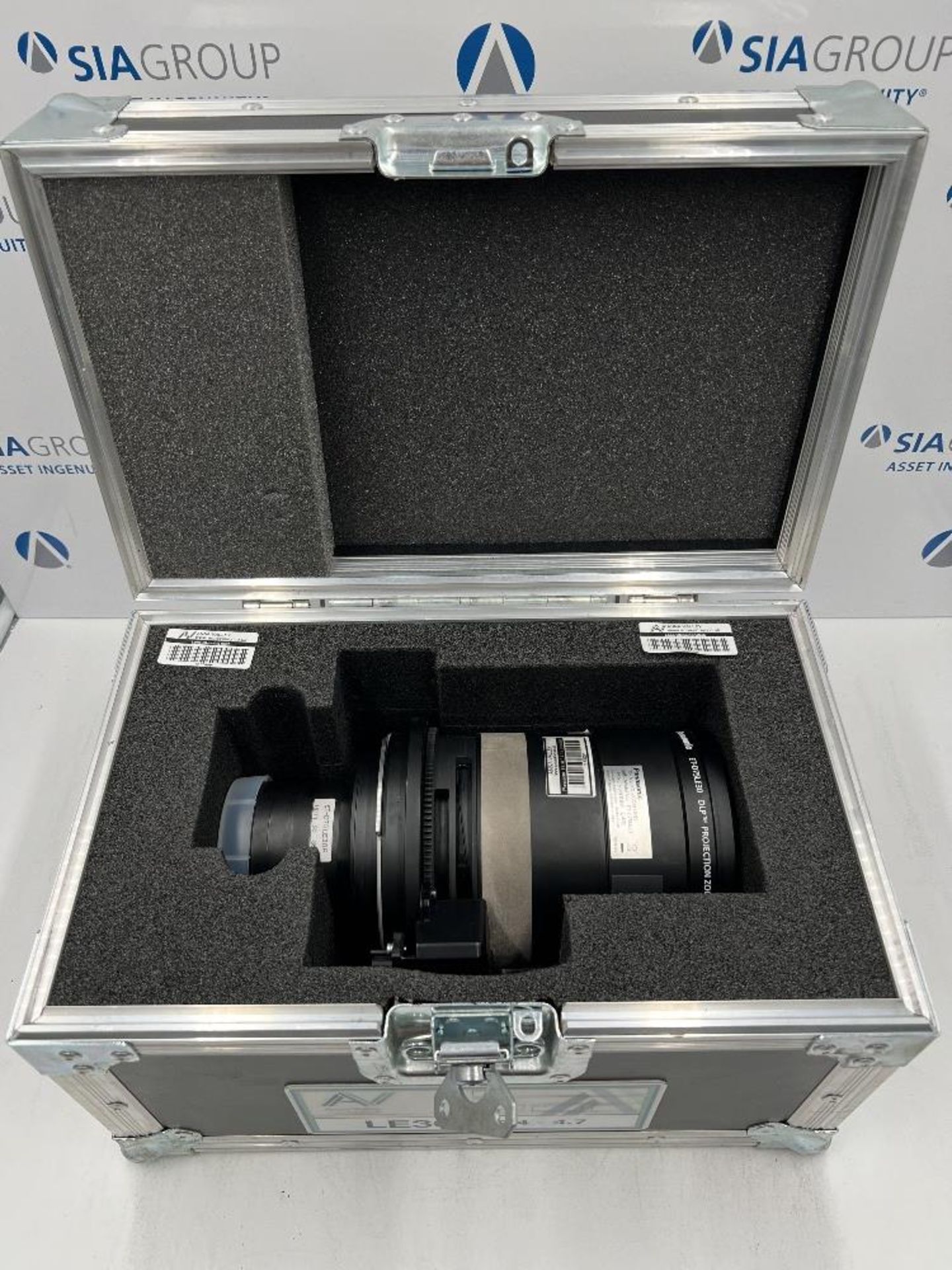 Panasonic ET-D75LE30 2.4-4.7 Projection Zoom Lens With Carrier Case - Image 6 of 8