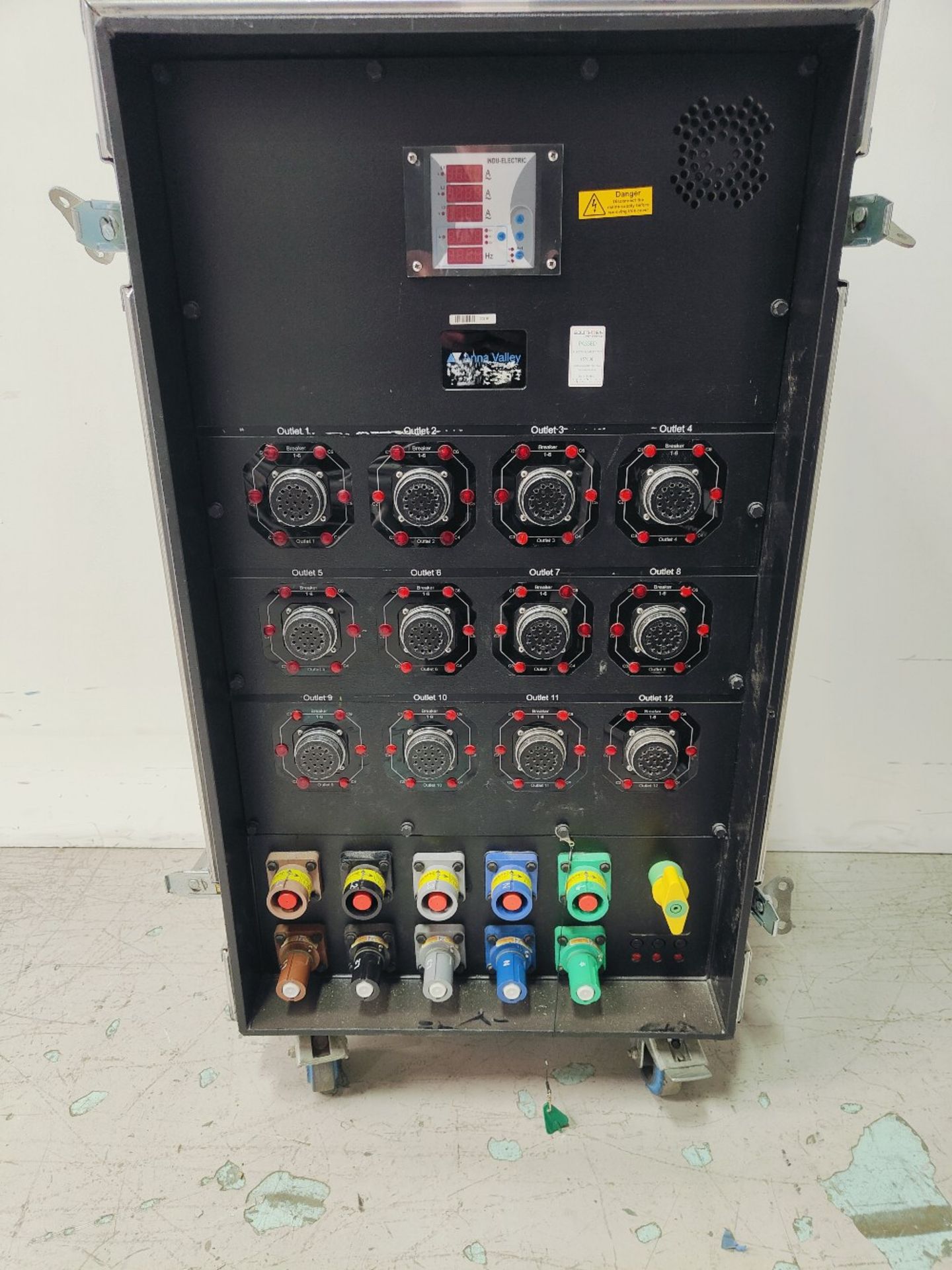 400amp Power Distribution Unit With Mobile Heavy Duty Mobile Flight Case - Image 3 of 3