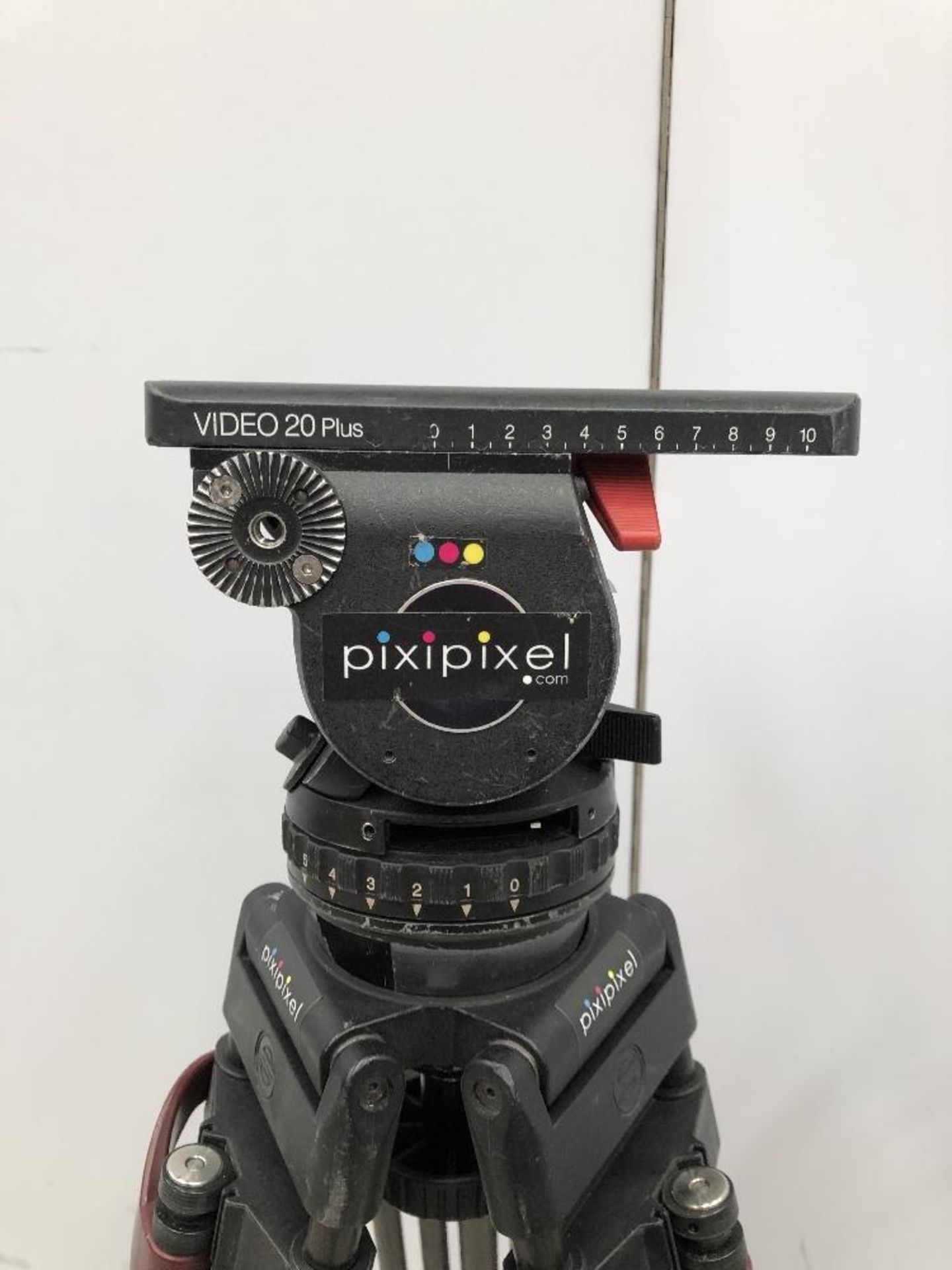 Sachtler V20 Carbon Fibre Medium Camera Tripod With Fluid head - Image 2 of 5