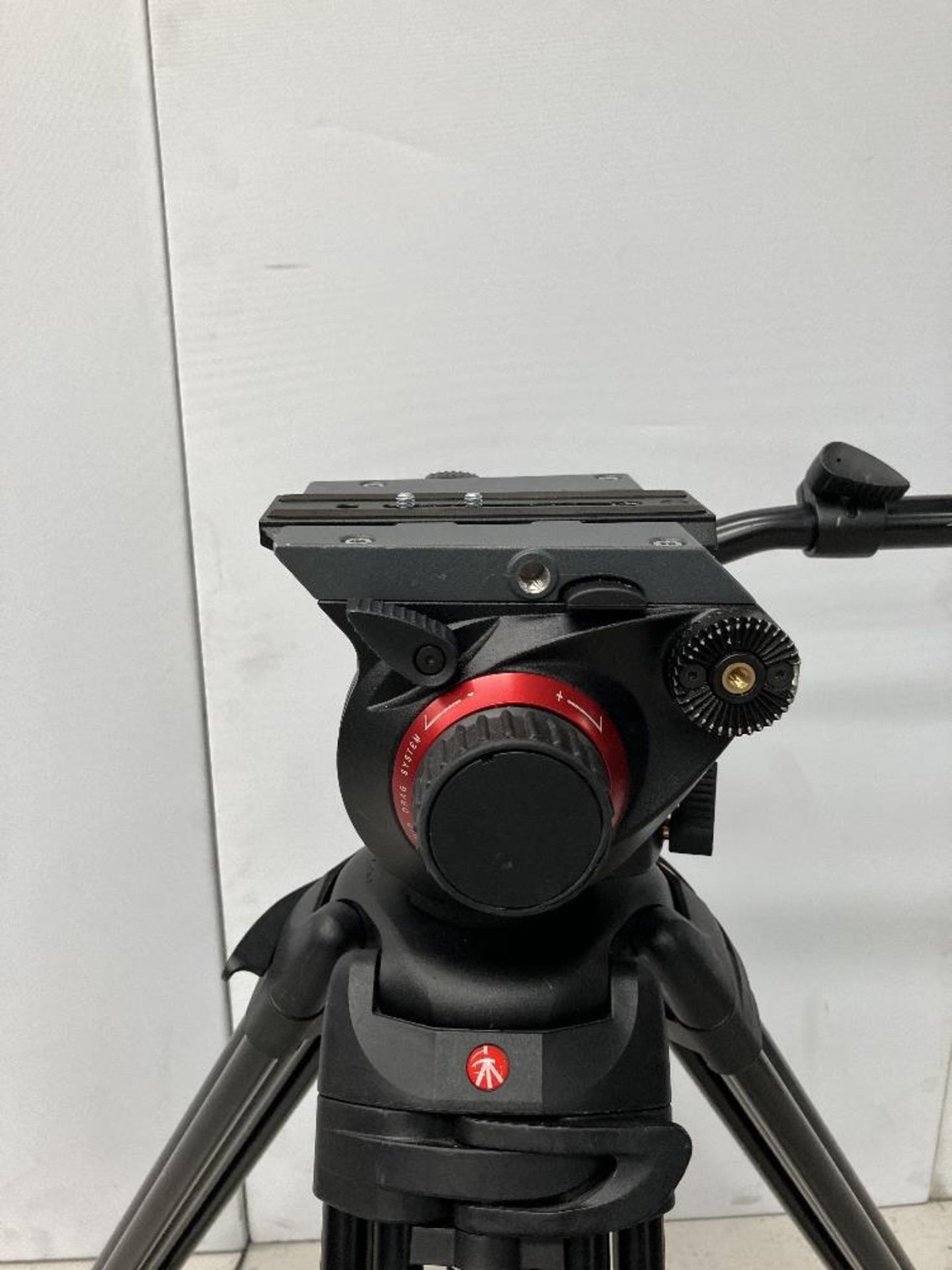 Manfrotto 504HD Tripod Head and 546B Tripod with Carbon Fibre Legs with Protective Tube - Image 3 of 6