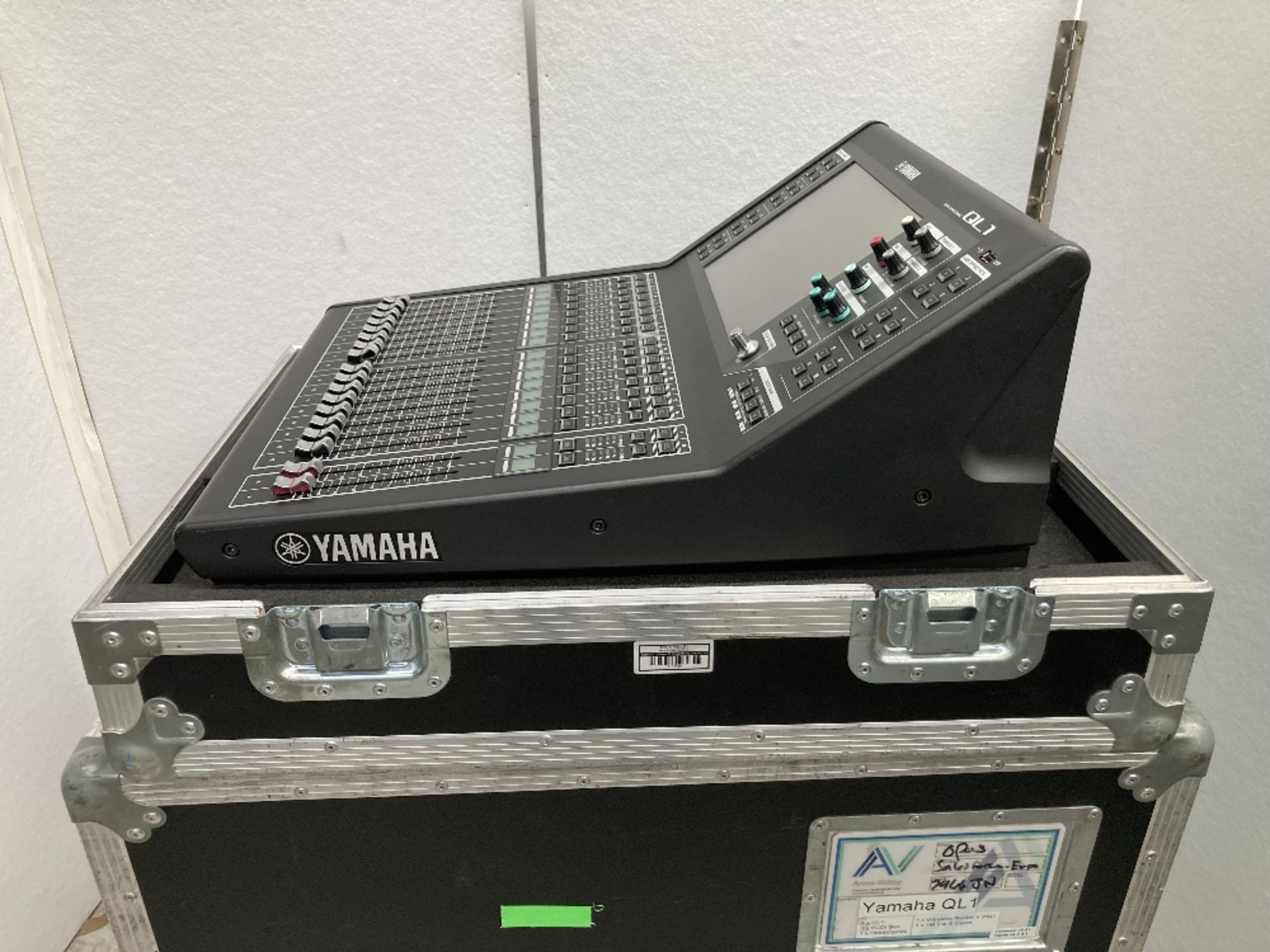 Yamaha QL1 Digital Mixing Console & Heavy Duty Mobile Flight Case - Image 4 of 14