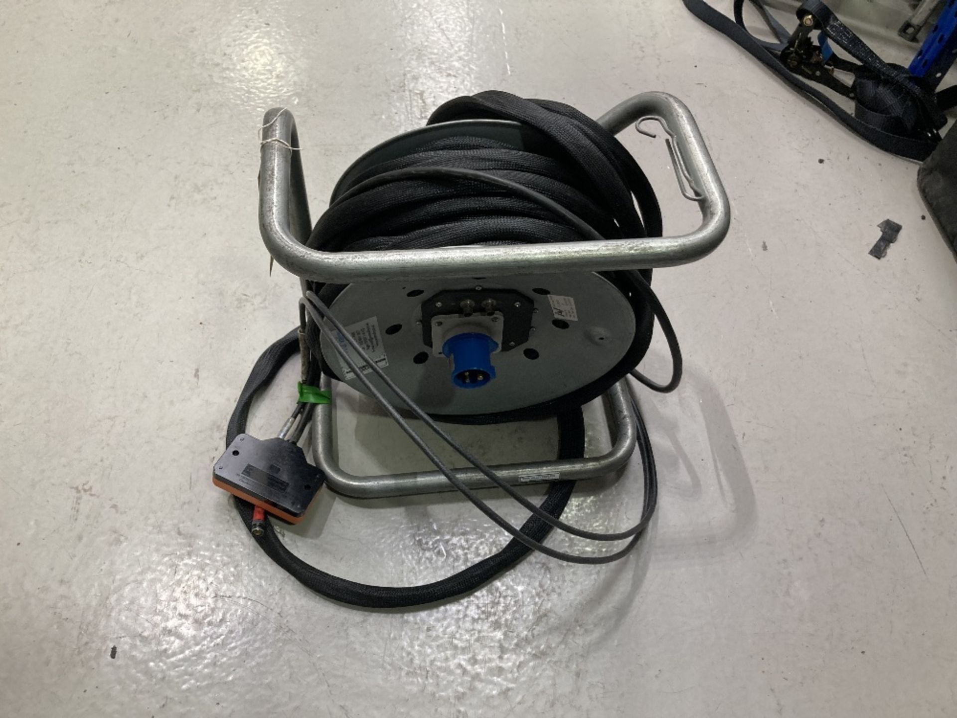 30m 16amp, 13amp, 2x SDI BNC Cable Reel - Image 3 of 3