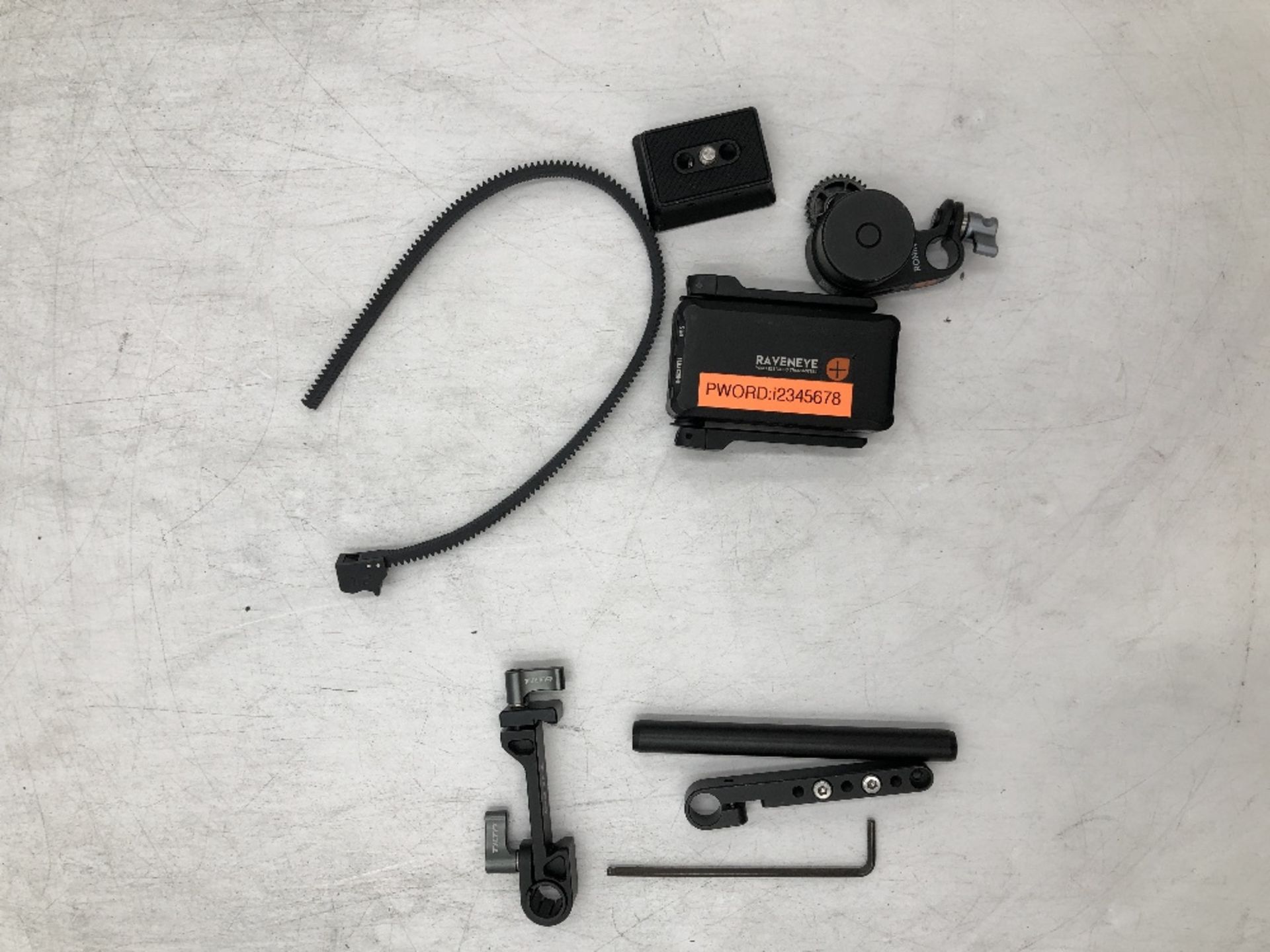 DJI RS 2 Gimbal 3-axis camera Stabiliser Kit for DSLR Cameras - Image 3 of 5