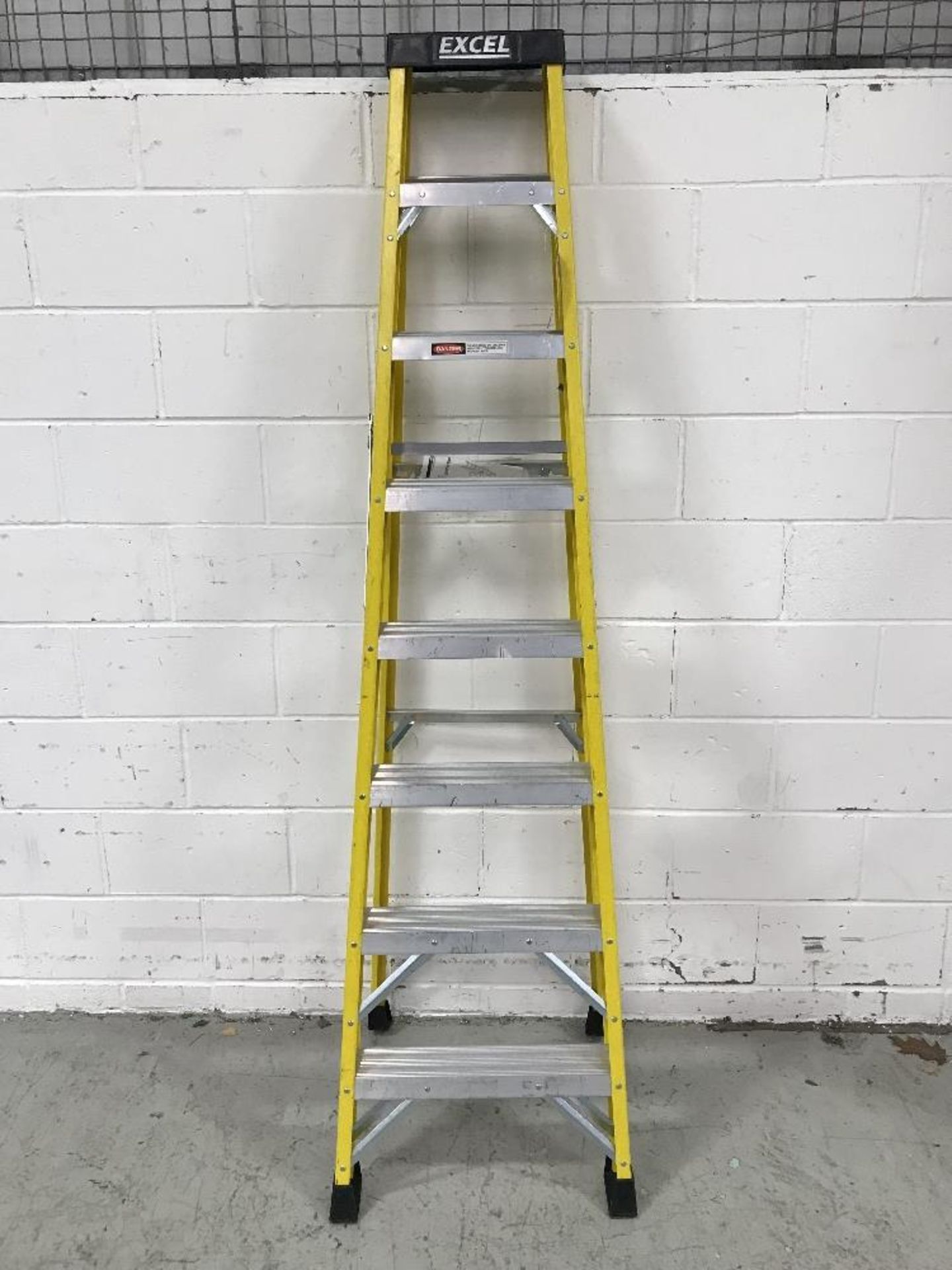 Excel 8 Rung Fiberglass Stepladder - Image 2 of 2