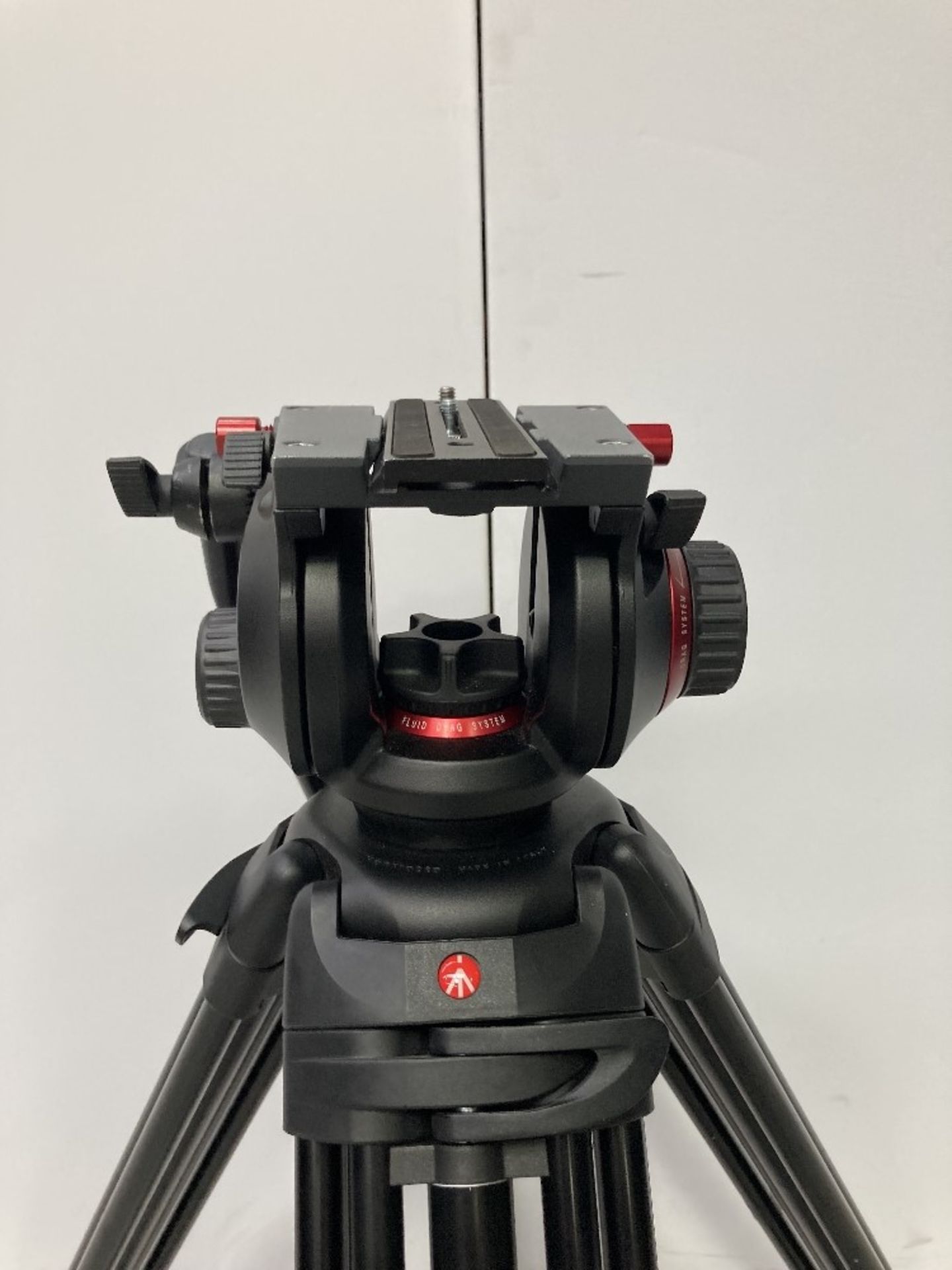 Manfrotto 504HD Tripod Head and 546B Tripod with Carbon Fibre Legs with Manfrotto Carry Case - Image 4 of 5