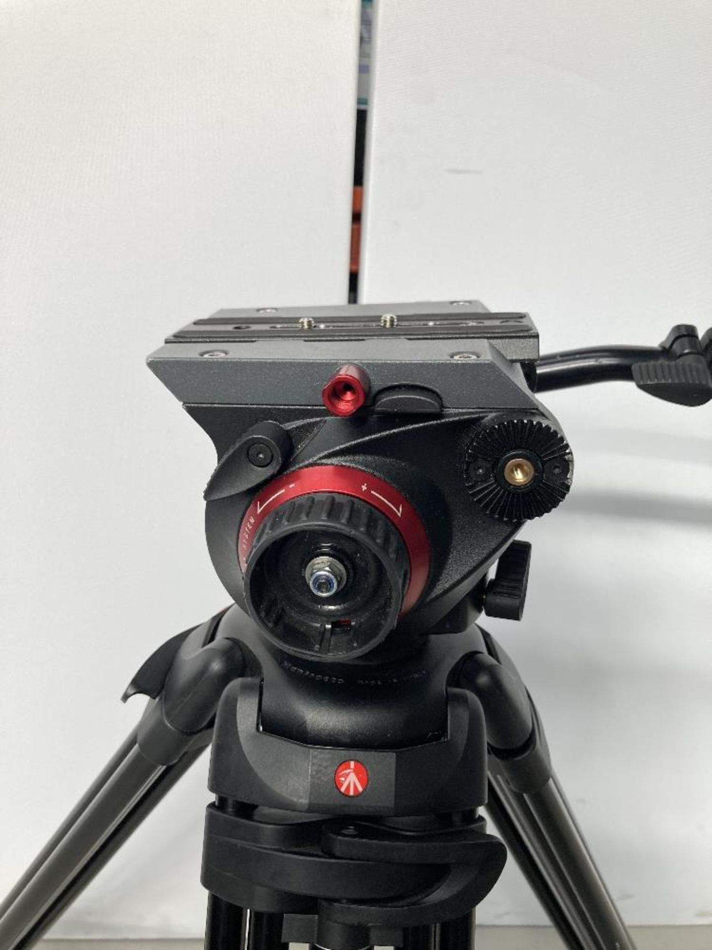 Manfrotto 504HD Tripod Head and 546B Tripod with Carbon Fibre Legs with Manfrotto Carry Case - Image 3 of 6