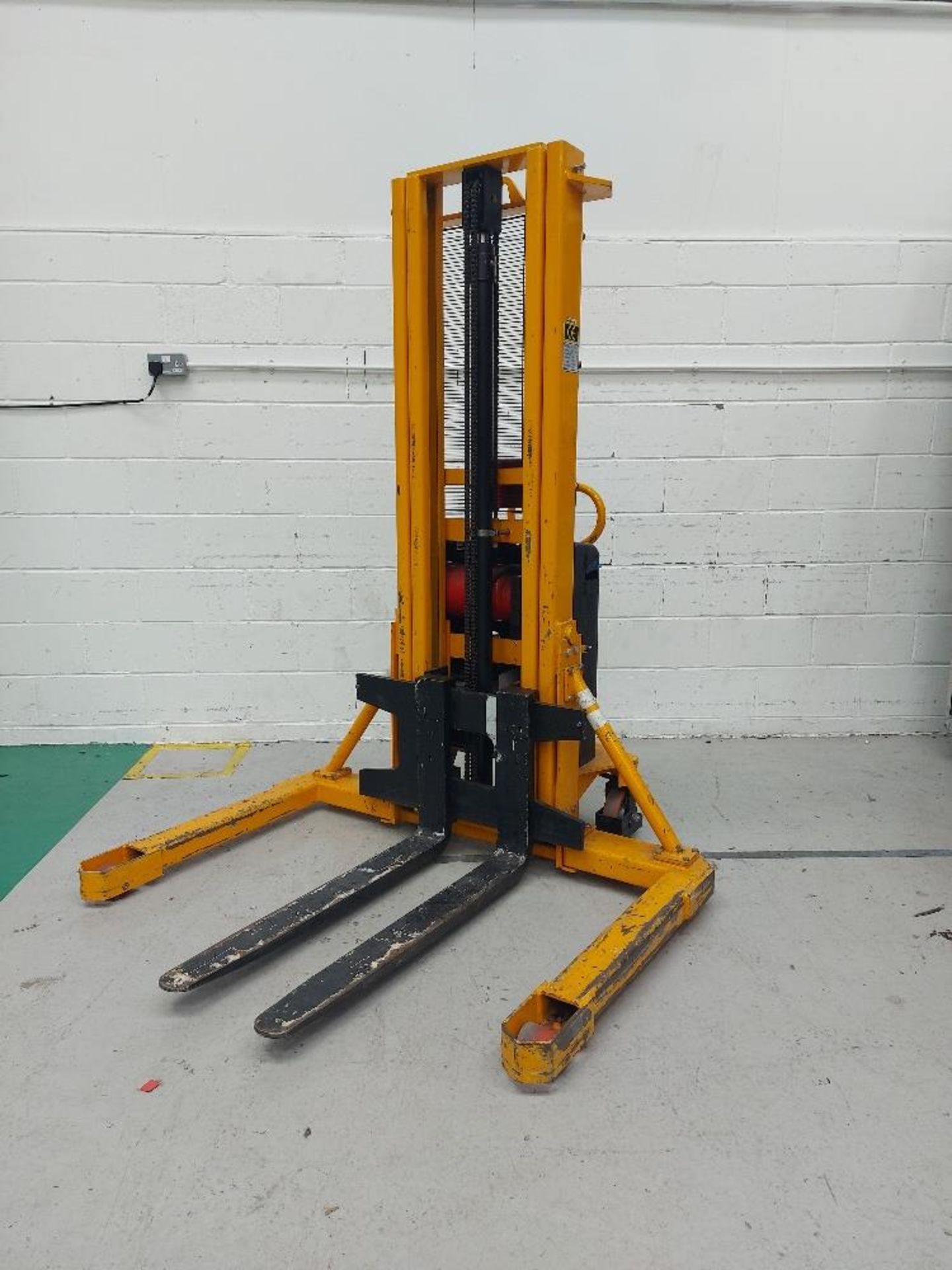 1000kg Mobile Capacity Pallet Stacker