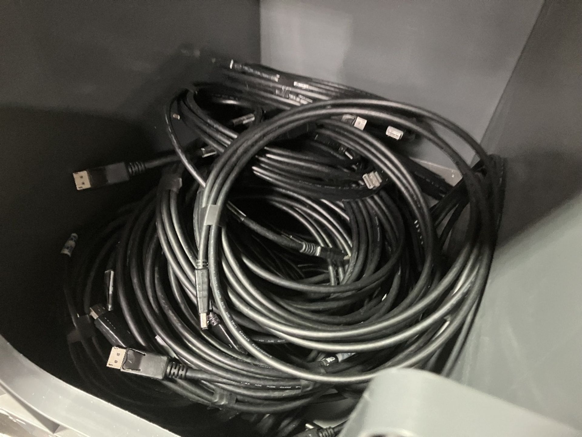 Large Quantity of 5m DisplayPort M-M Cables With Plastic Lin Bins - Image 4 of 5