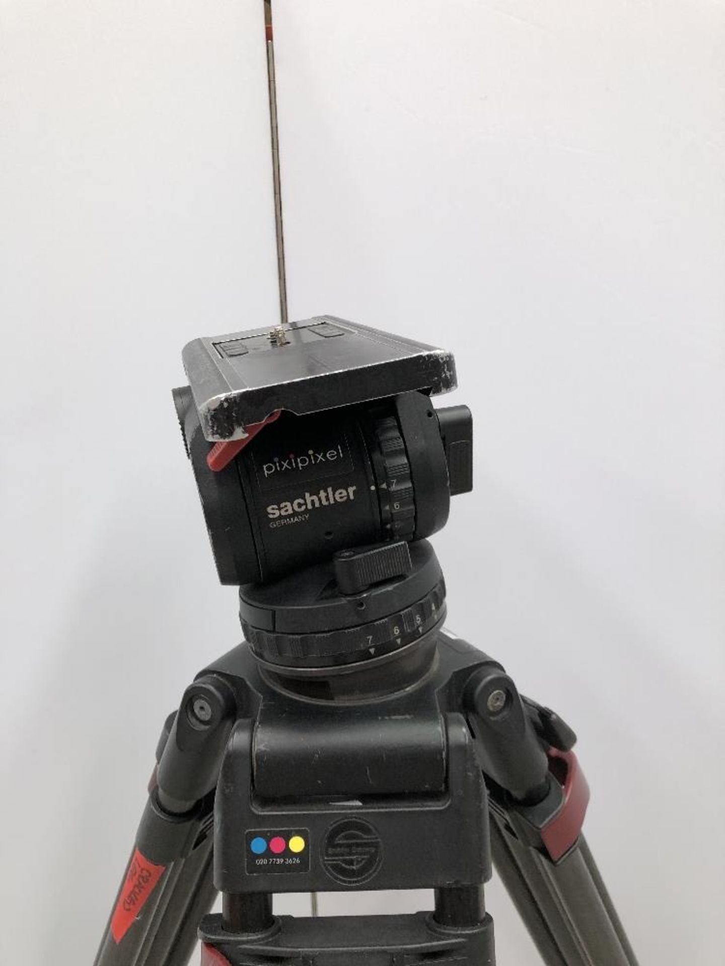 Sachtler V20 Carbon Fibre Medium Camera Tripod With Fluid Head And Sachtler Carry Bag - Image 2 of 6
