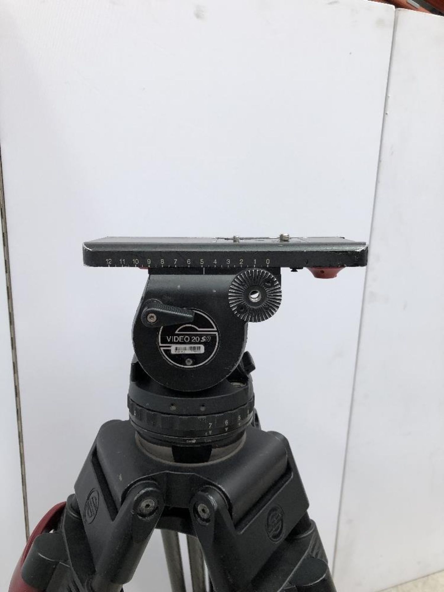 Sachtler V18 S1 Carbon Fibre Medium Camera Tripod With Fluid Head And Sachtler Carry Bag - Image 3 of 5