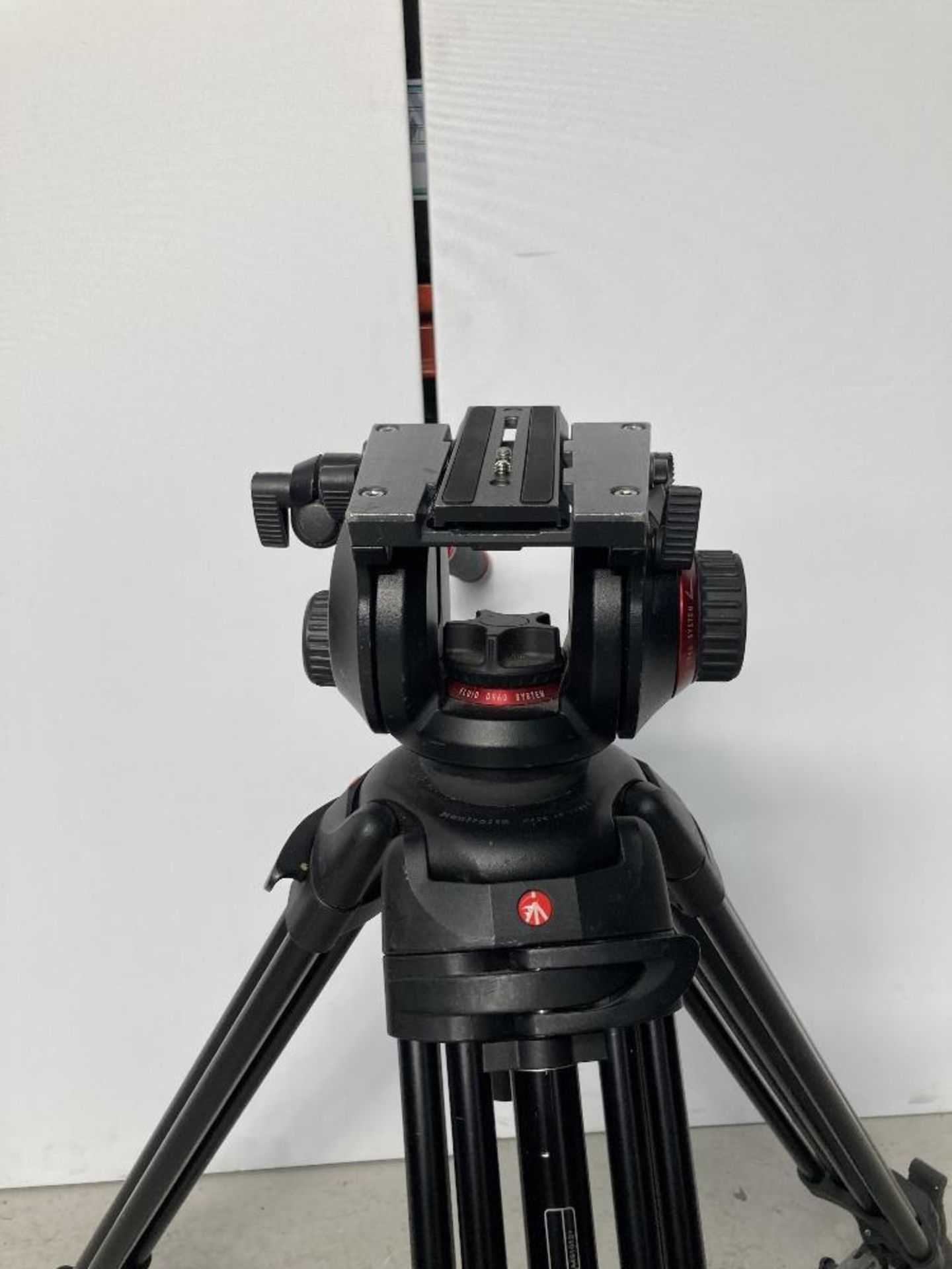 Manfrotto 504HD Tripod Head and 546B Tripod with Carbon Fibre Legs with Manfrotto Carry Case - Image 4 of 6