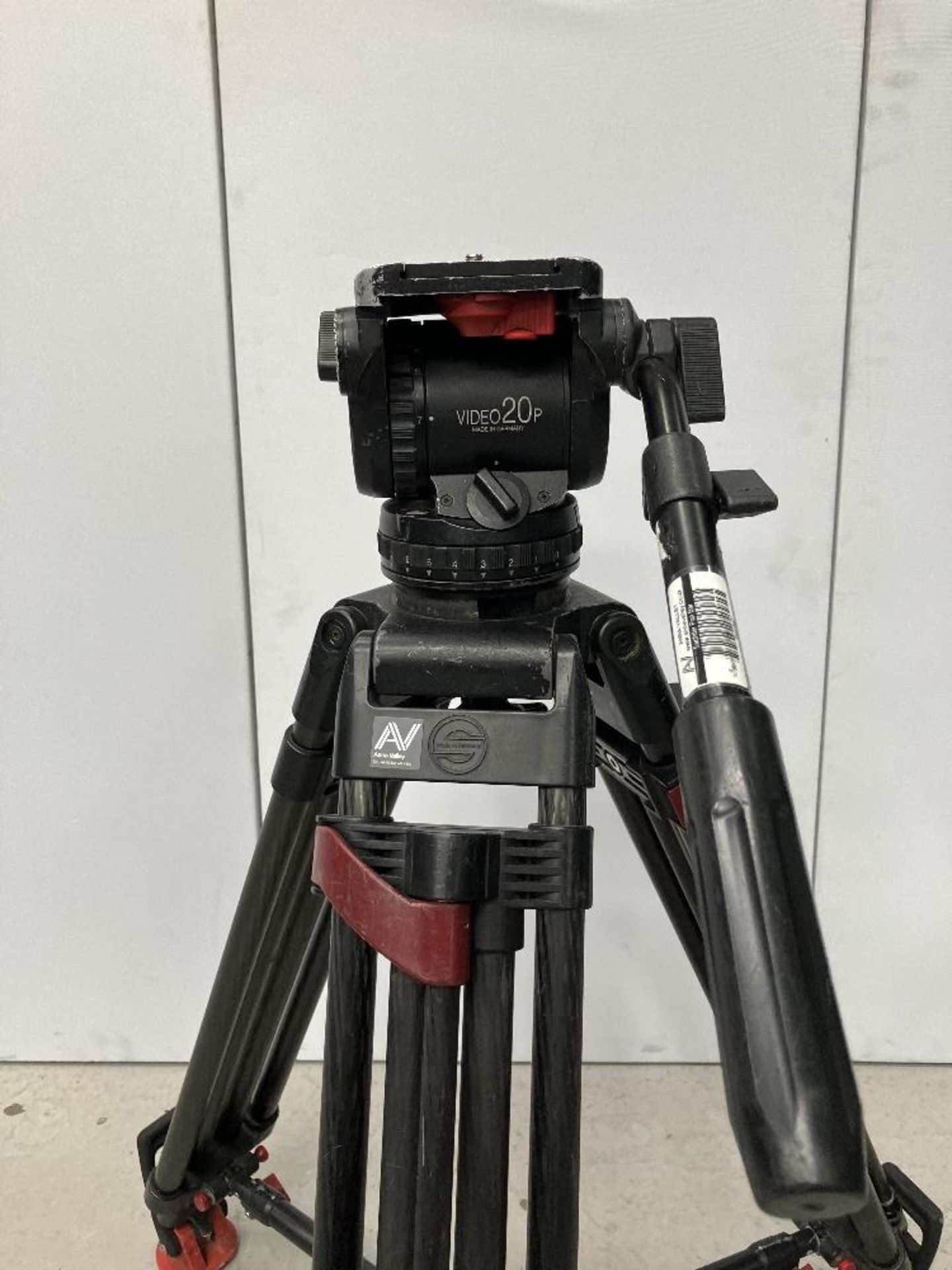 Sachtler 20P Fluid Tripod Head with Extendable Carbon Fibre Legs - Image 2 of 6