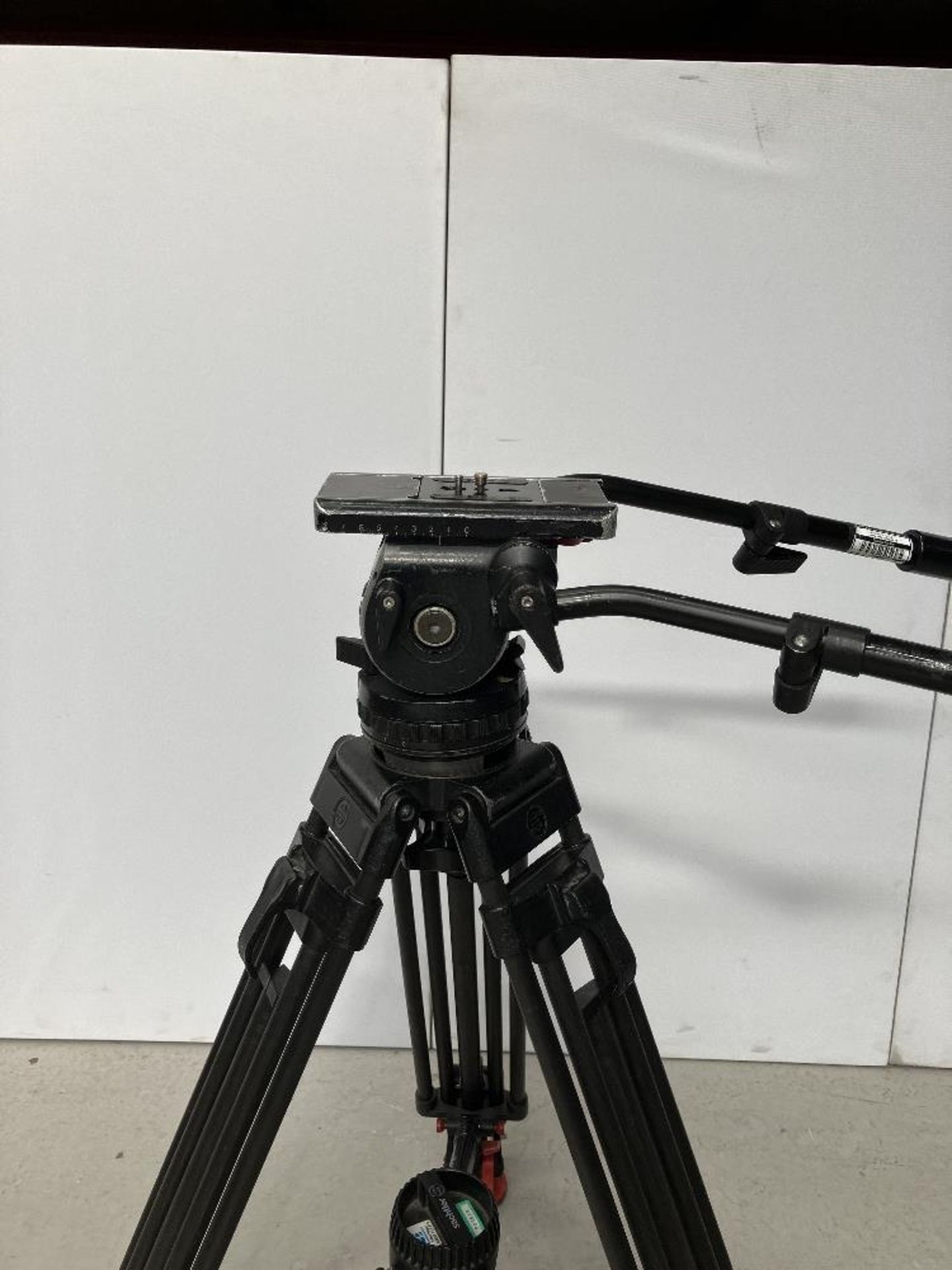 Sachtler 18P Fluid Tripod Head with Extendable Carbon Fibre Legs - Image 5 of 6