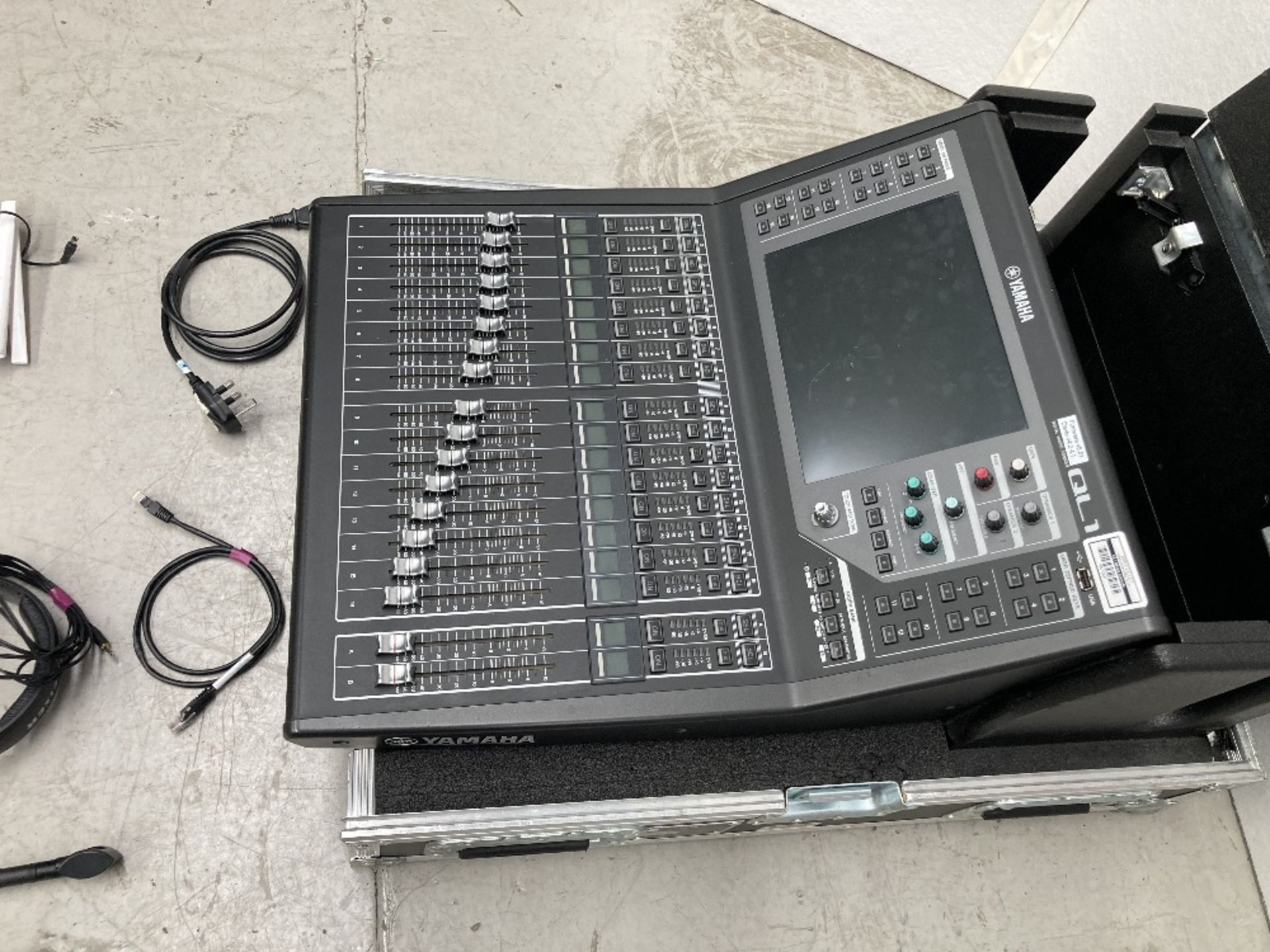 Yamaha QL1 Digital Mixing Console & Heavy Duty Mobile Flight Case - Image 3 of 12