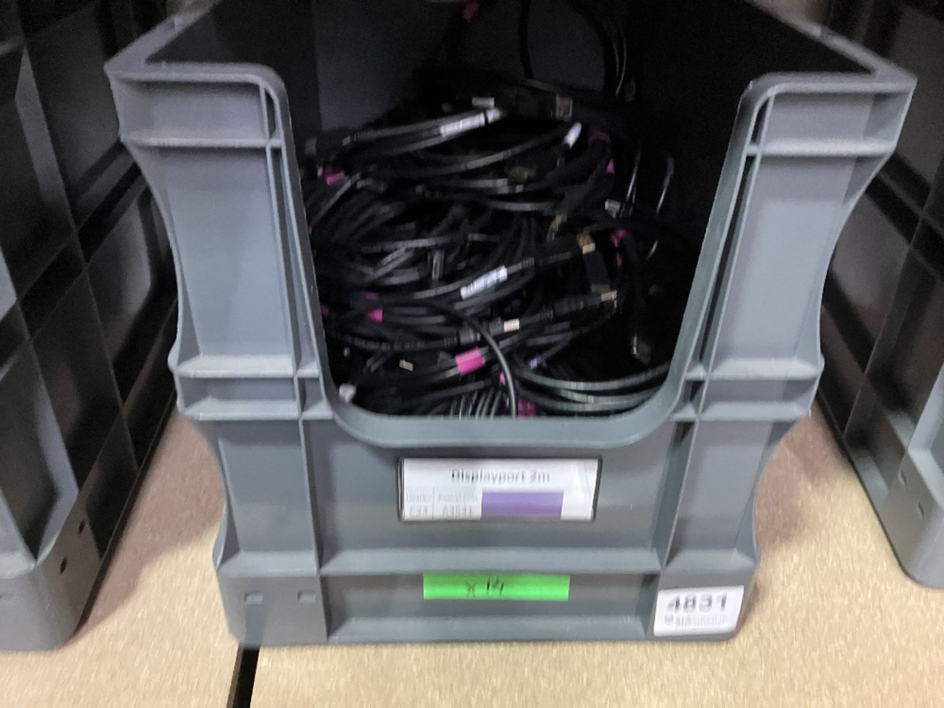 Large Quantity of 2m DisplayPort Cables With Plastic Lin Bin - Image 5 of 5