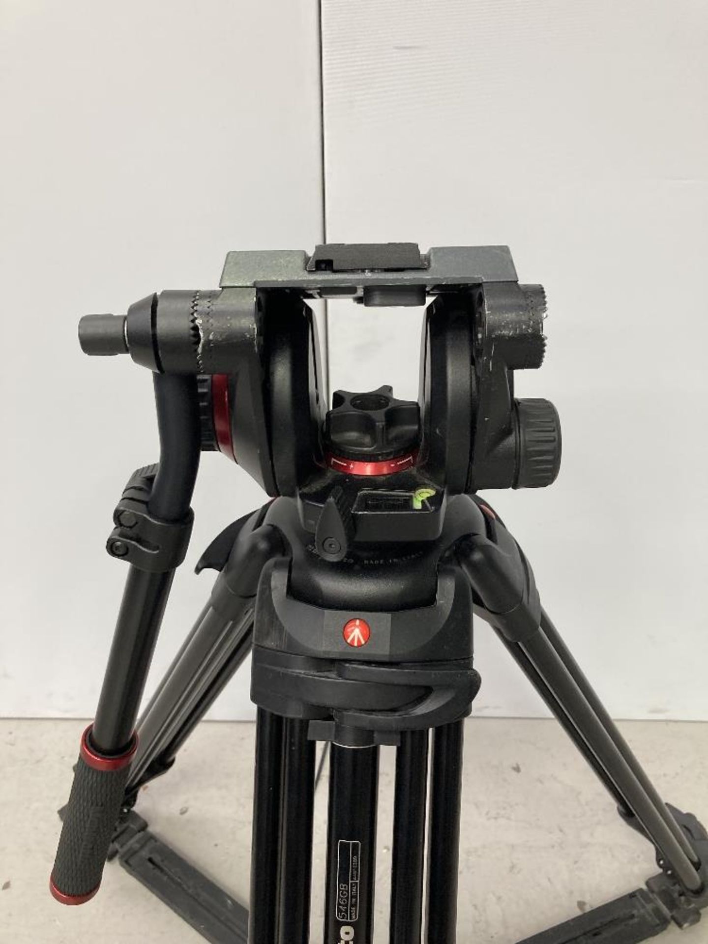 Manfrotto 504HD Tripod Head and 546GB Tripod with Carbon Fibre Legs - Image 6 of 7