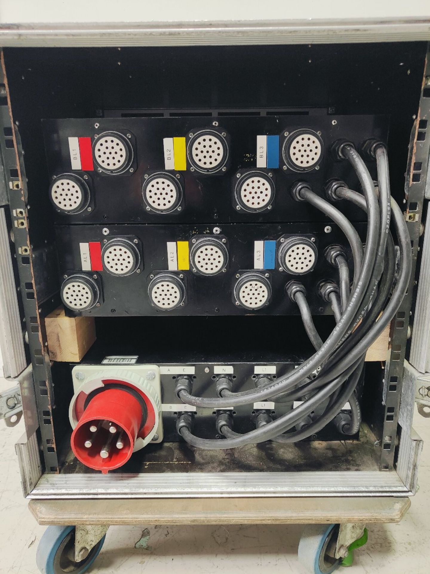 125amp Power Distribution Unit With Mobile Heavy Duty Flight Case - Image 2 of 3