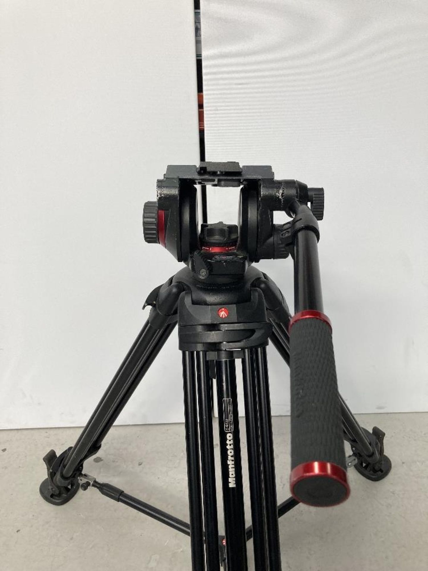 Manfrotto 504HD Tripod Head and 546B Tripod with Carbon Fibre Legs with Manfrotto Carry Case - Image 2 of 6