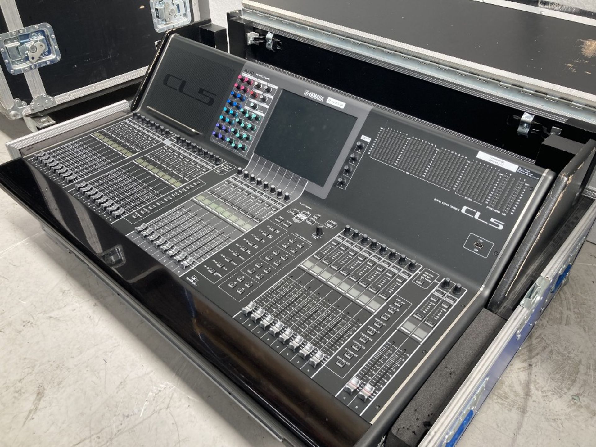 Yamaha CL5 Digital Mixing Console & Heavy Duty Mobile Flight Case - Image 4 of 14