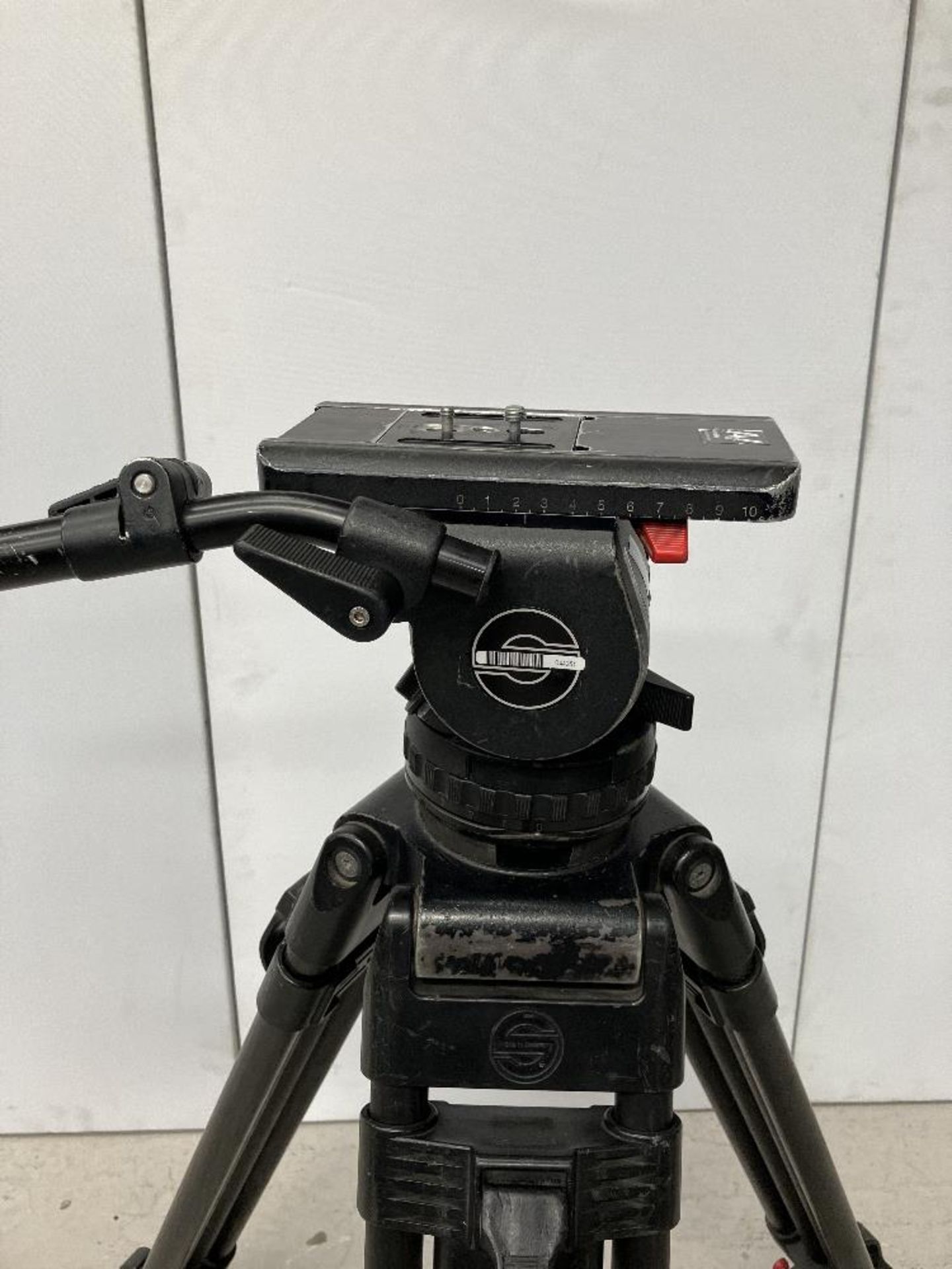 Sachtler 20P Fluid Tripod Head with Extendable Carbon Fibre Legs - Image 3 of 6