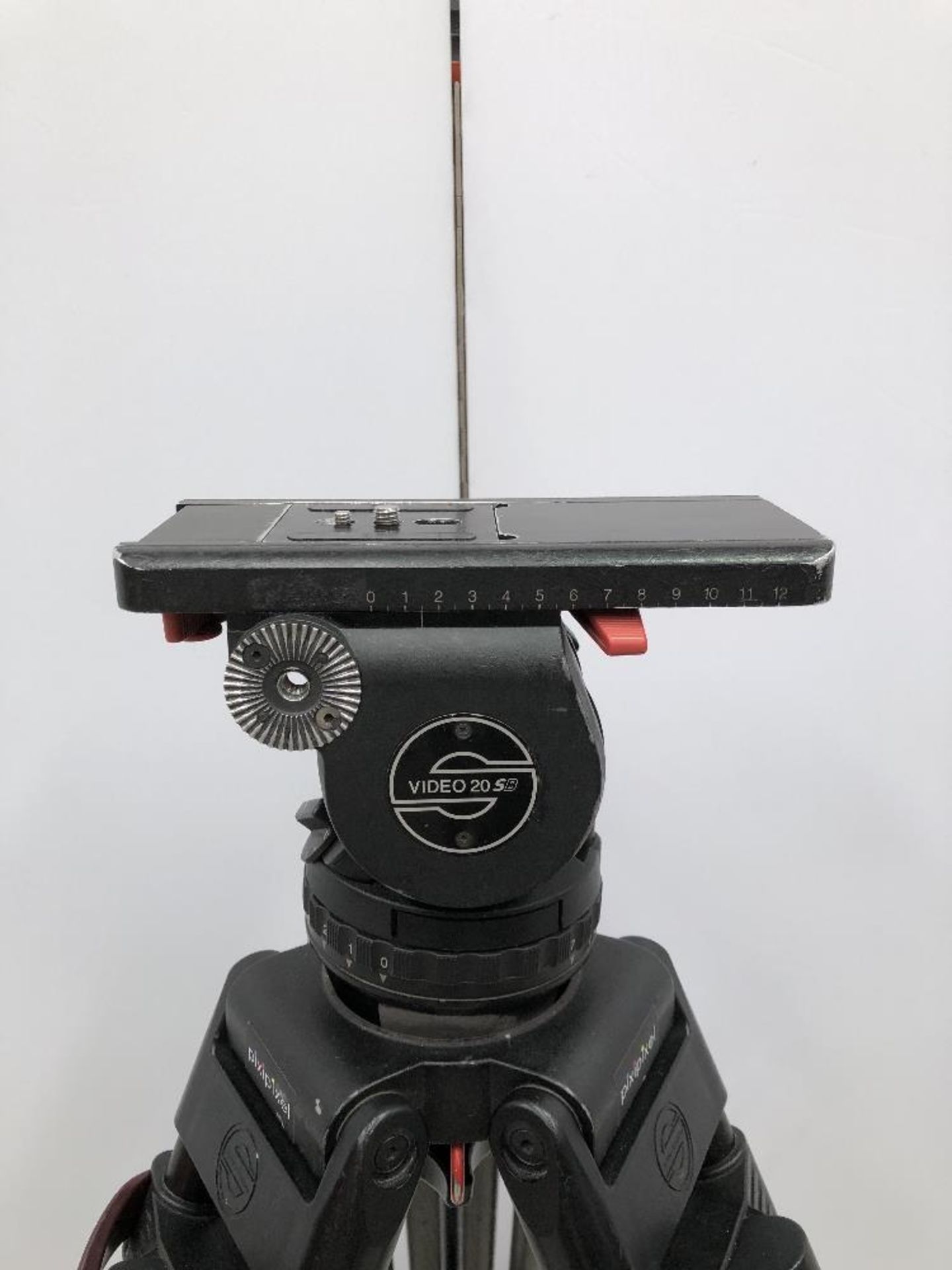 Sachtler V20 Carbon Fibre Medium Camera Tripod With Fluid Head And Sachtler Carry Bag - Image 4 of 6