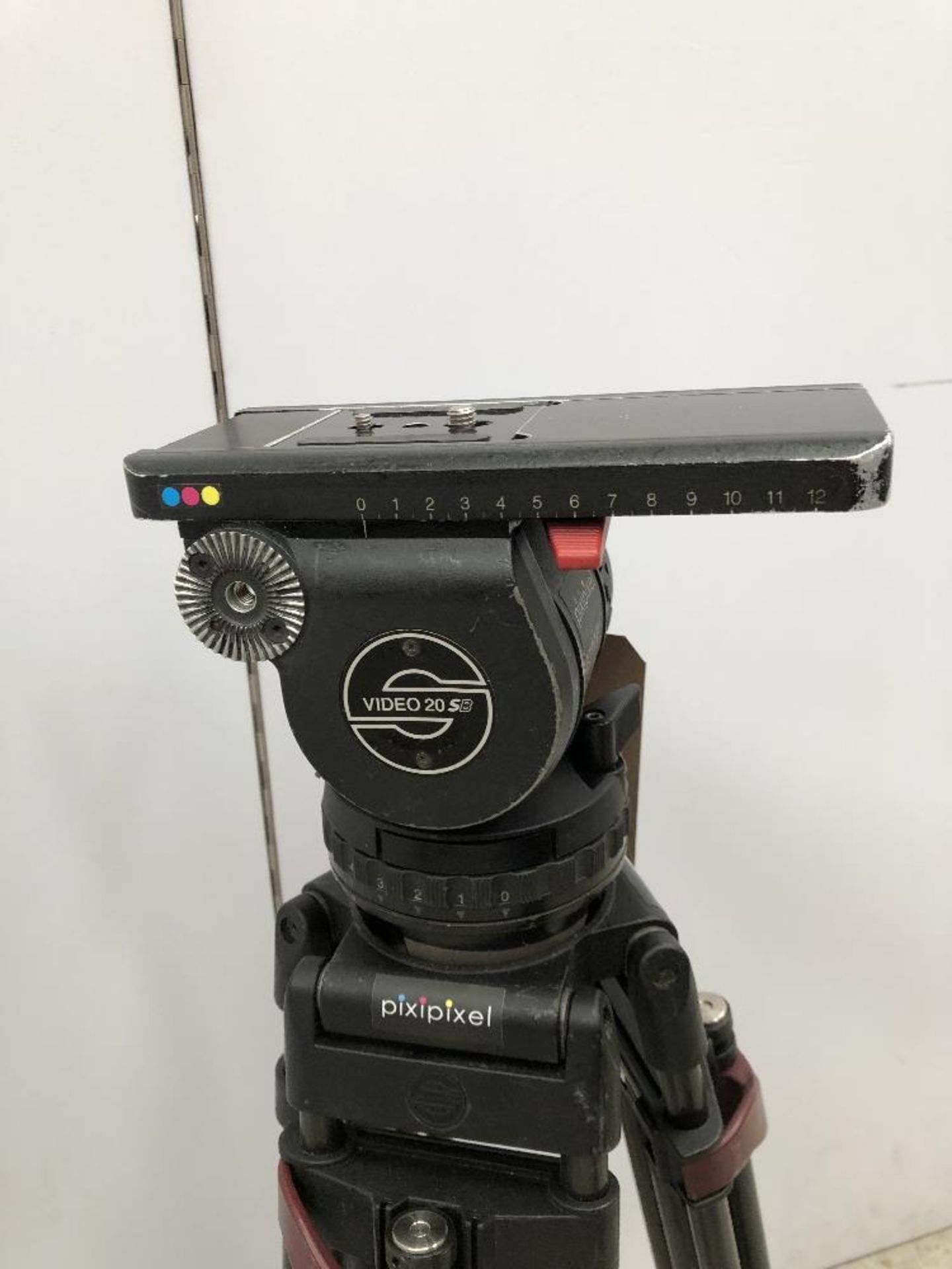 Sachtler V20 Carbon Fibre Medium Camera Tripod With Fluid head - Image 3 of 5