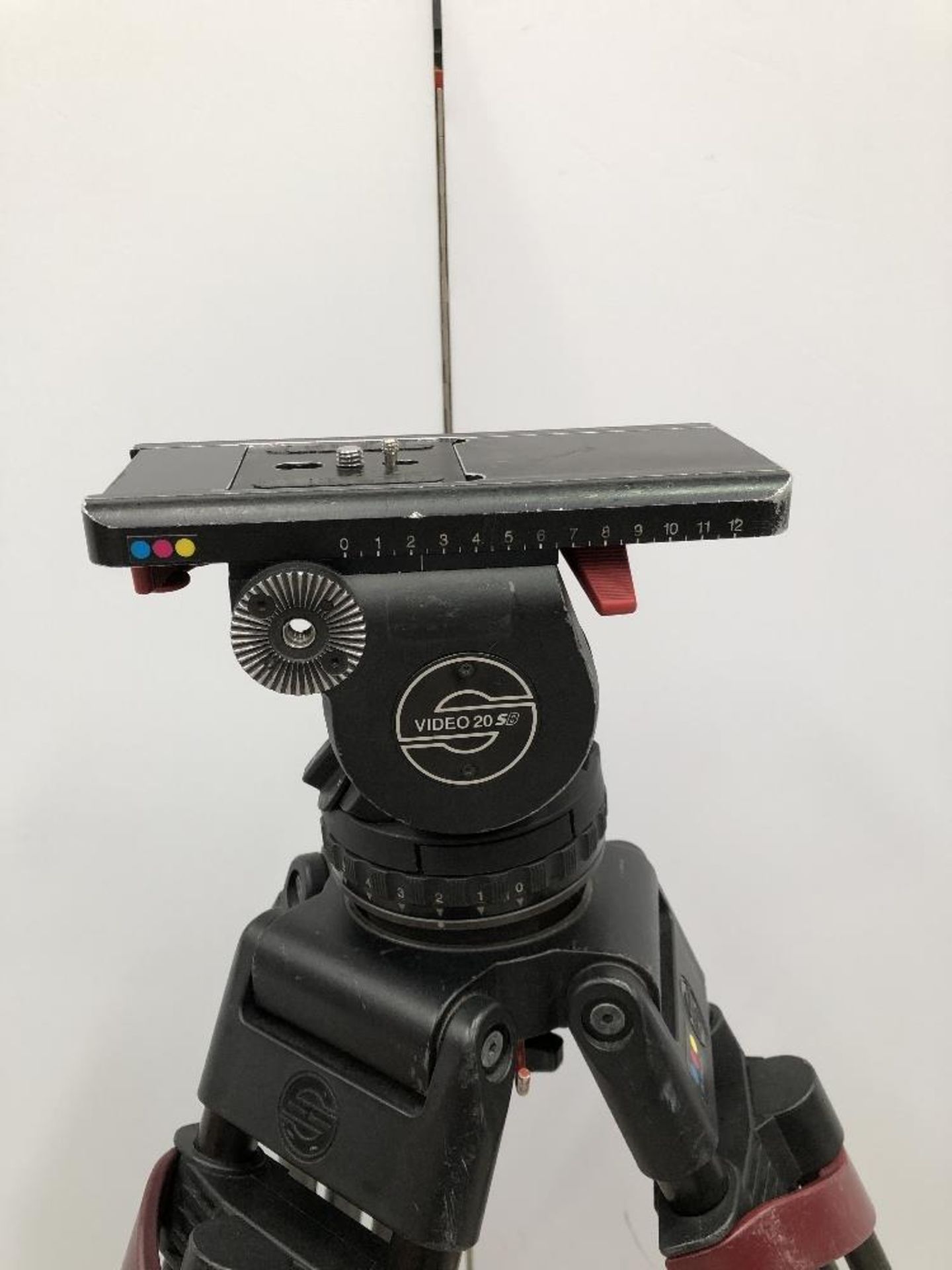 Sachtler V20 Carbon Fibre Medium Camera Tripod With Fluid Head And Sachtler Carry Bag - Image 3 of 6