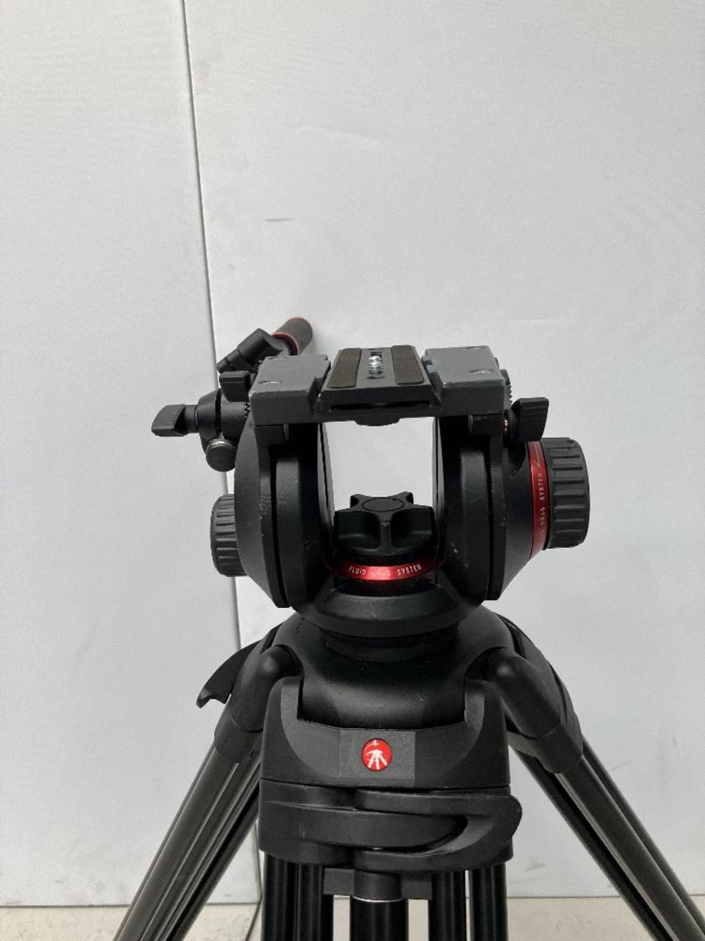 Manfrotto 504HD Tripod Head and 546B Tripod with Carbon Fibre Legs with Protective Tube - Image 4 of 6