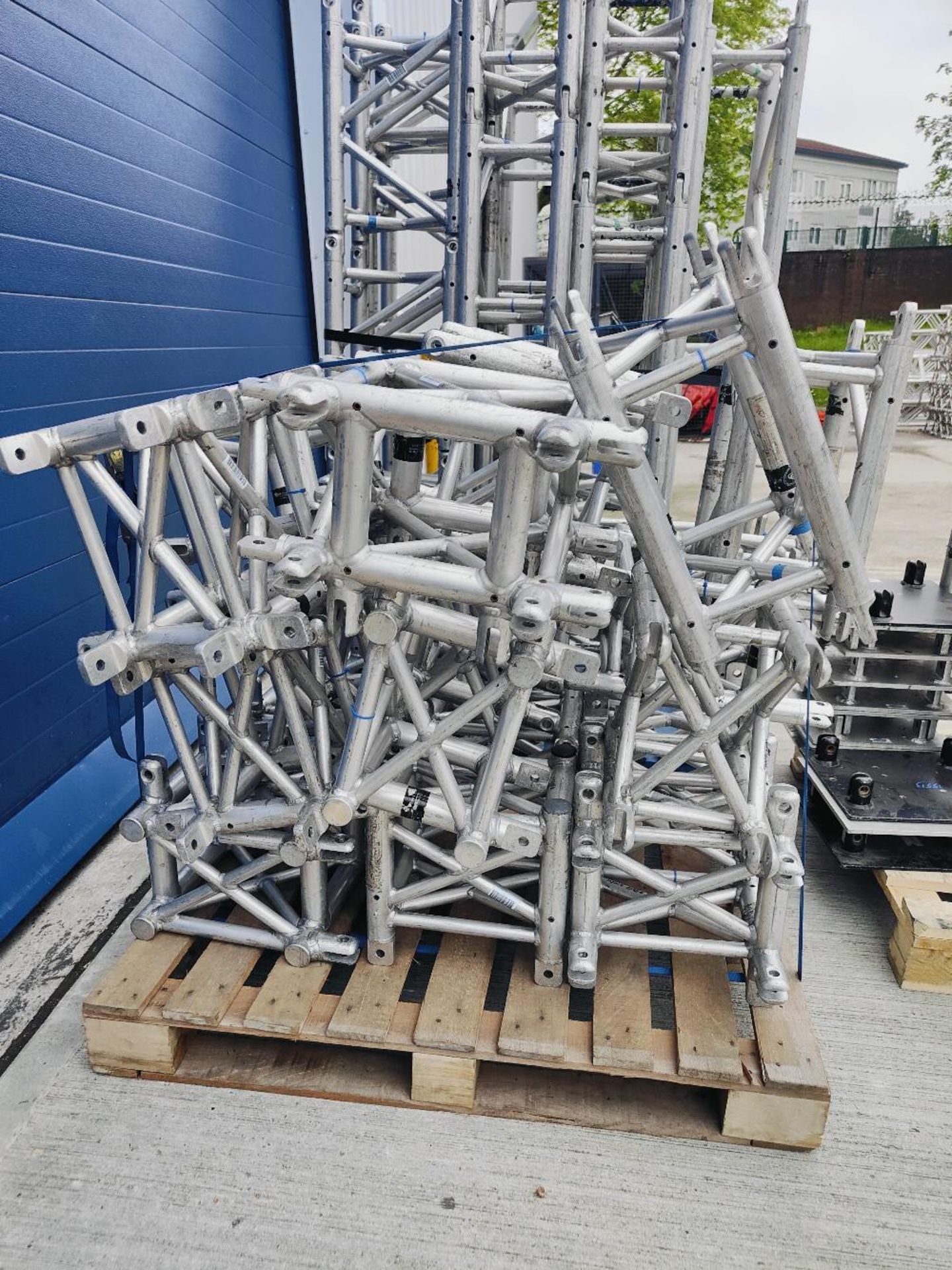 Large Quantity of Slick Minibeam Truss Sections and Base Plates - Image 5 of 8