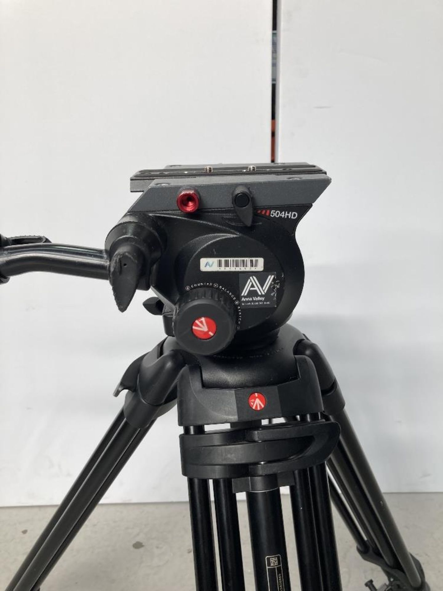 Manfrotto 504HD Tripod Head and 546B Tripod with Carbon Fibre Legs with Manfrotto Carry Case - Image 5 of 6