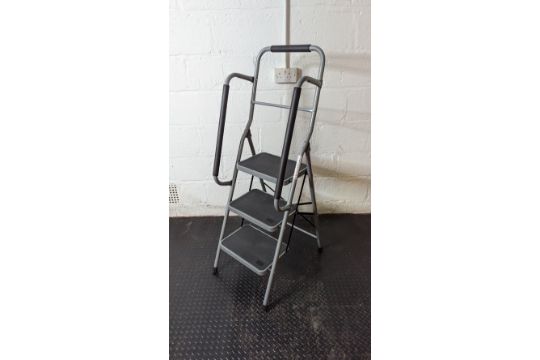 Three rung step ladder with side handles - Image 1 of 3