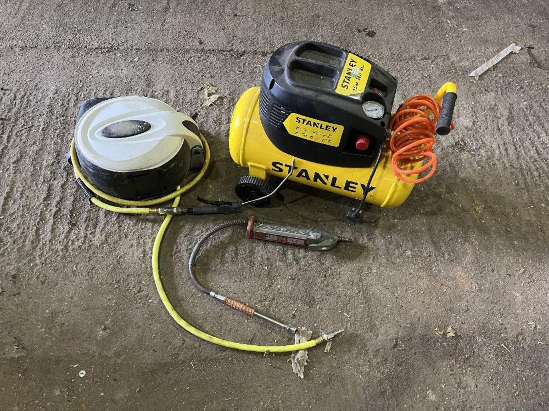 Stanley 1.5HP 24ltr micro compressor with Jefferson airline reel and tyre inflator - Image 2 of 3