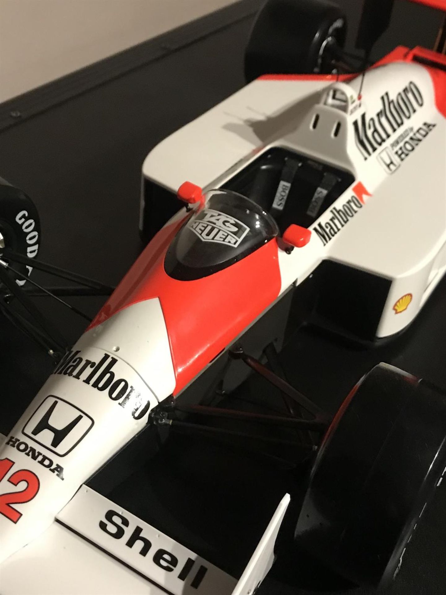 McLaren MP4/4 1:8th Scale Highly Detailed Kyosho DeAgostini Model with Display Case - Image 9 of 10